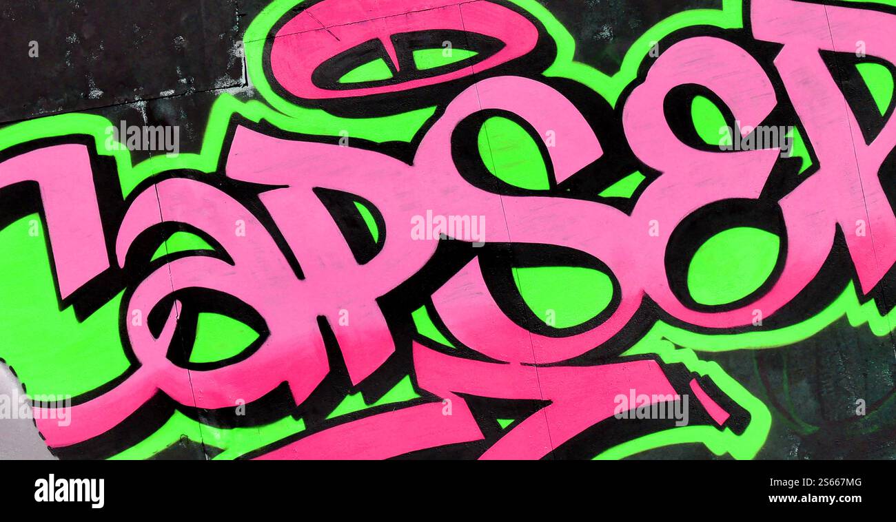 Fond coloré de graffiti peinture d'art avec des bandes d'aérosol brillantes sur le mur en métal. Pièce d'art de rue Old School faite avec de la peinture en aérosol Banque D'Images