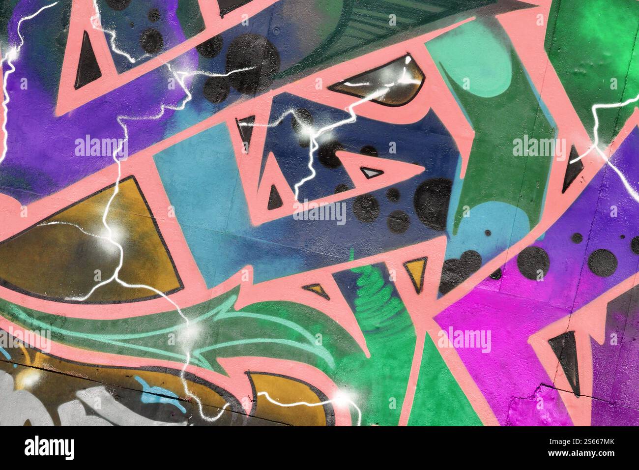 Fond coloré de graffiti peinture d'art avec des bandes d'aérosol brillantes sur le mur en métal. Pièce d'art de rue Old School faite avec de la peinture en aérosol Banque D'Images