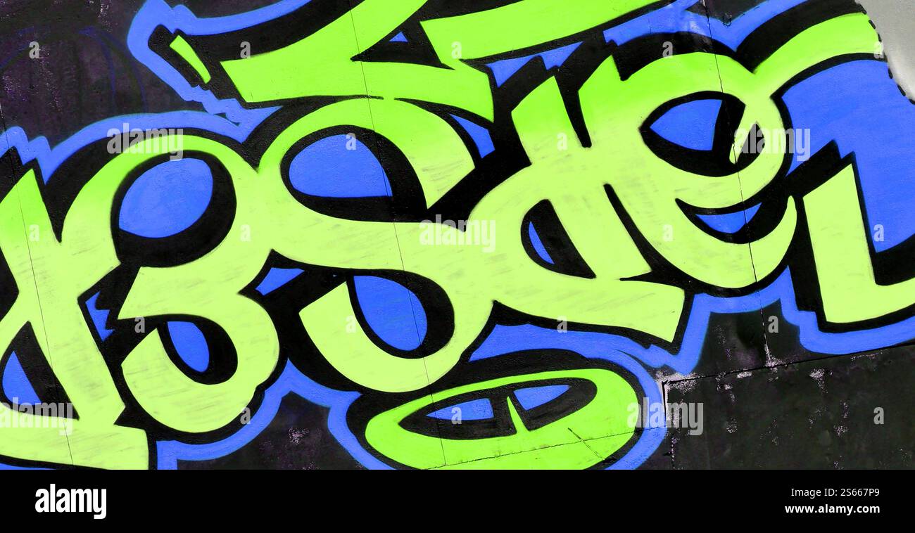 Fond coloré de graffiti peinture d'art avec des bandes d'aérosol brillantes sur le mur en métal. Pièce d'art de rue Old School faite avec de la peinture en aérosol Banque D'Images