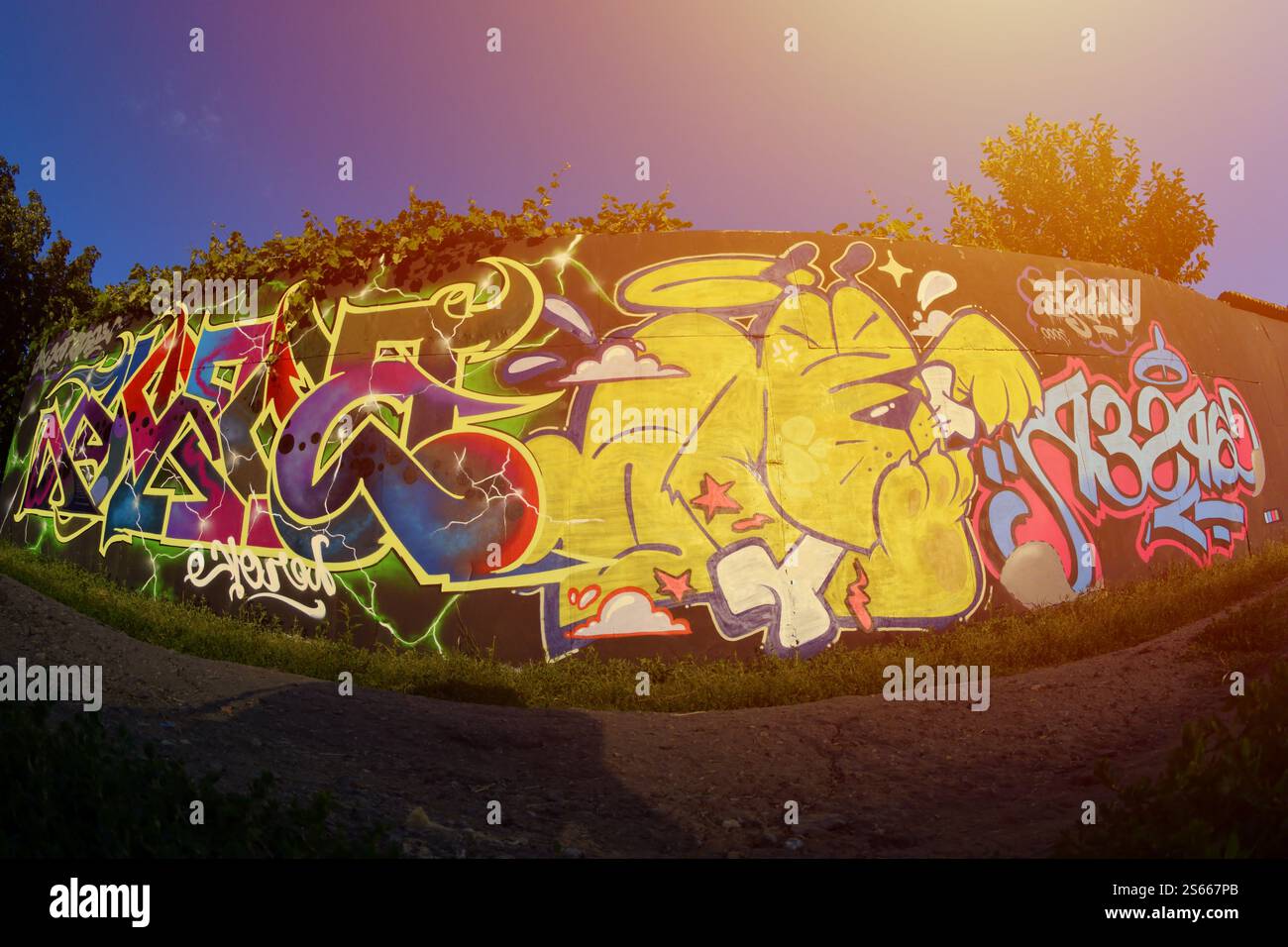 Fond coloré de graffiti peinture d'art avec des bandes d'aérosol brillantes sur le mur en métal. Pièce d'art de rue Old School faite avec de la peinture en aérosol Banque D'Images