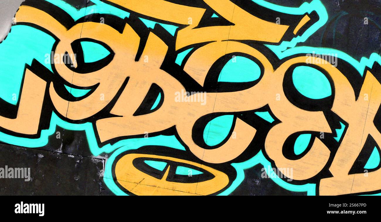 Fond coloré de graffiti peinture d'art avec des bandes d'aérosol brillantes sur le mur en métal. Pièce d'art de rue Old School faite avec de la peinture en aérosol Banque D'Images