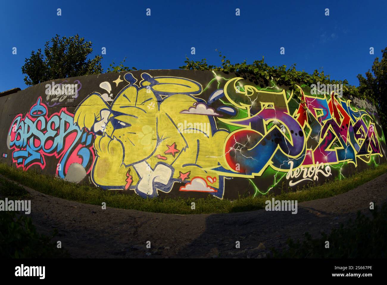 Fond coloré de graffiti peinture d'art avec des bandes d'aérosol brillantes sur le mur en métal. Pièce d'art de rue Old School faite avec de la peinture en aérosol Banque D'Images