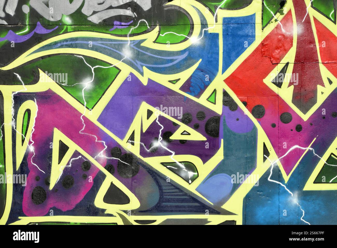 Fond coloré de graffiti peinture d'art avec des bandes d'aérosol brillantes sur le mur en métal. Pièce d'art de rue Old School faite avec de la peinture en aérosol Banque D'Images