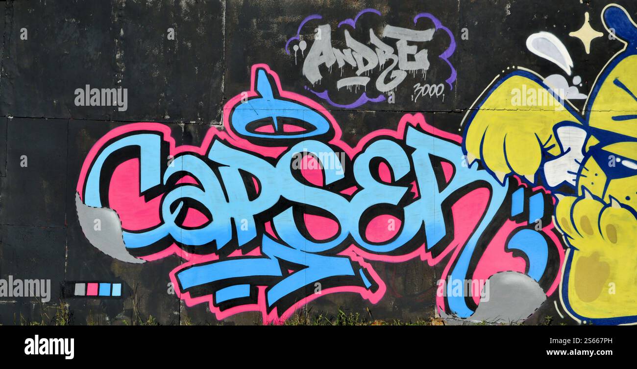 Fond coloré de graffiti peinture d'art avec des bandes d'aérosol brillantes sur le mur en métal. Pièce d'art de rue Old School faite avec de la peinture en aérosol Banque D'Images