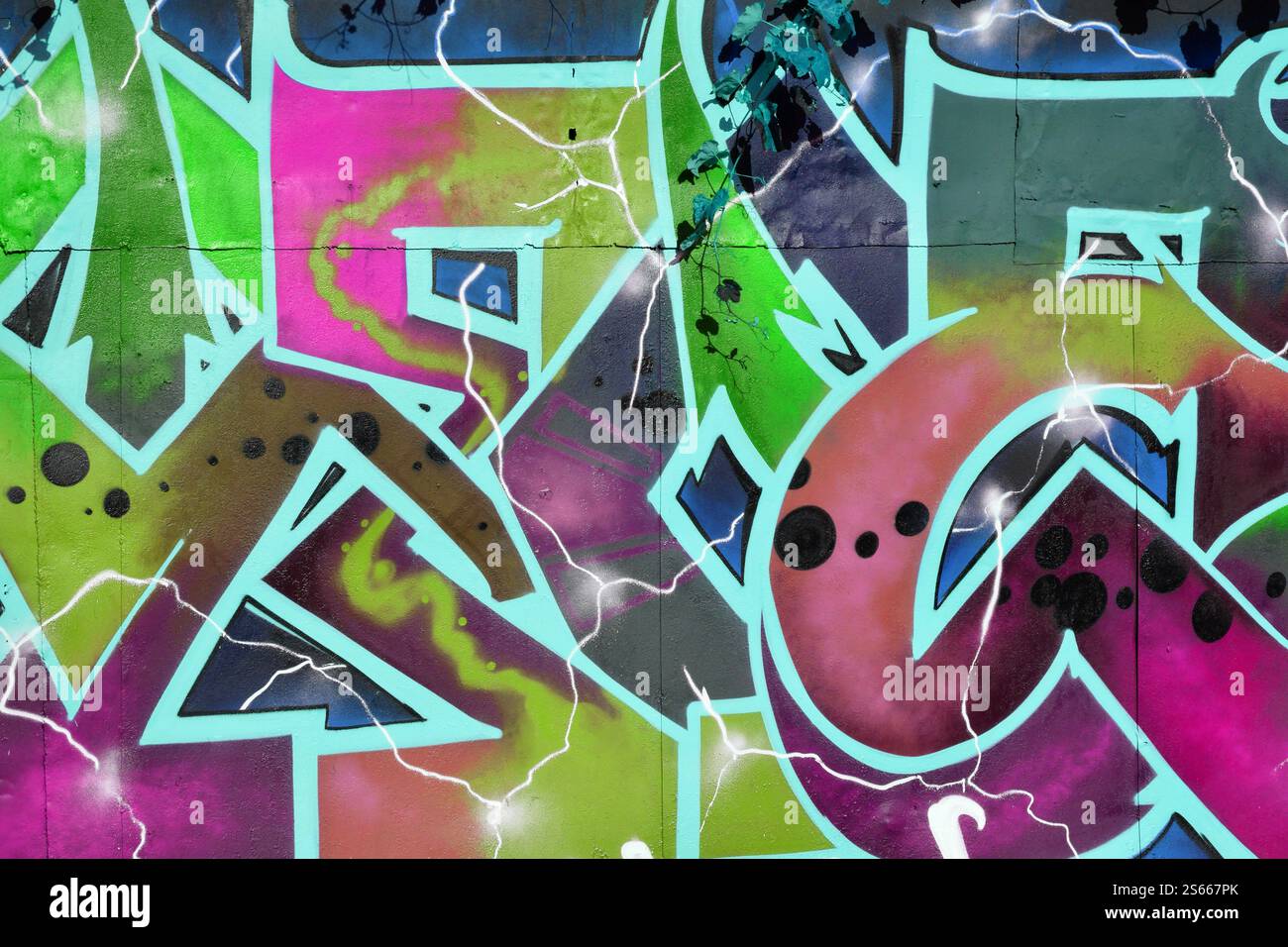 Fond coloré de graffiti peinture d'art avec des bandes d'aérosol brillantes sur le mur en métal. Pièce d'art de rue Old School faite avec de la peinture en aérosol Banque D'Images