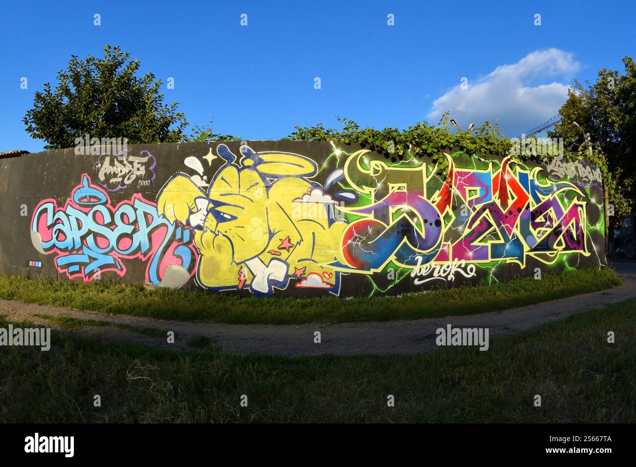 Fond coloré de graffiti peinture d'art avec des bandes d'aérosol brillantes sur le mur en métal. Pièce d'art de rue Old School faite avec de la peinture en aérosol Banque D'Images