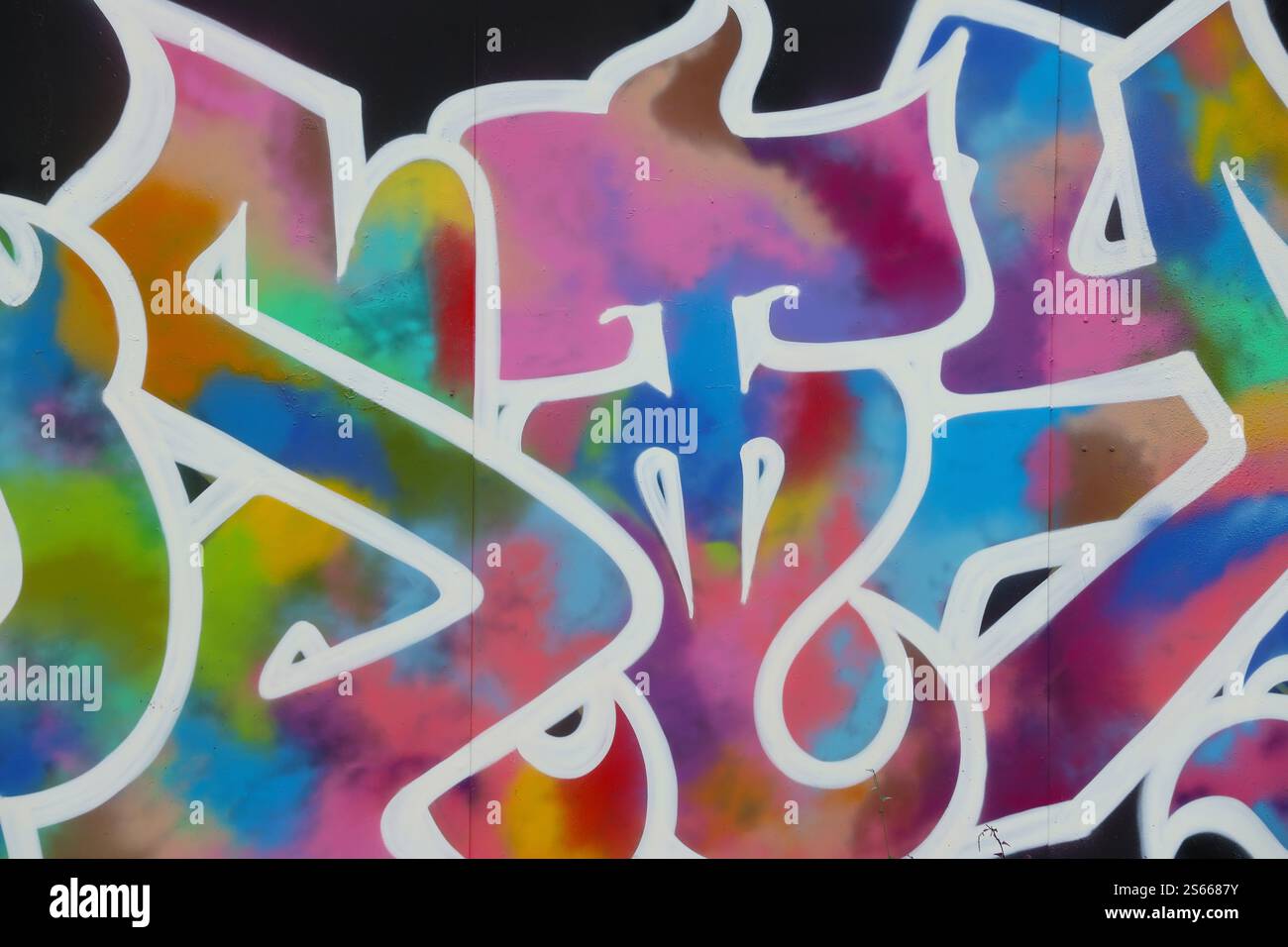 Fond coloré de graffiti peinture d'art avec des bandes d'aérosol brillantes sur le mur en métal. Pièce d'art de rue Old School faite avec de la peinture en aérosol Banque D'Images