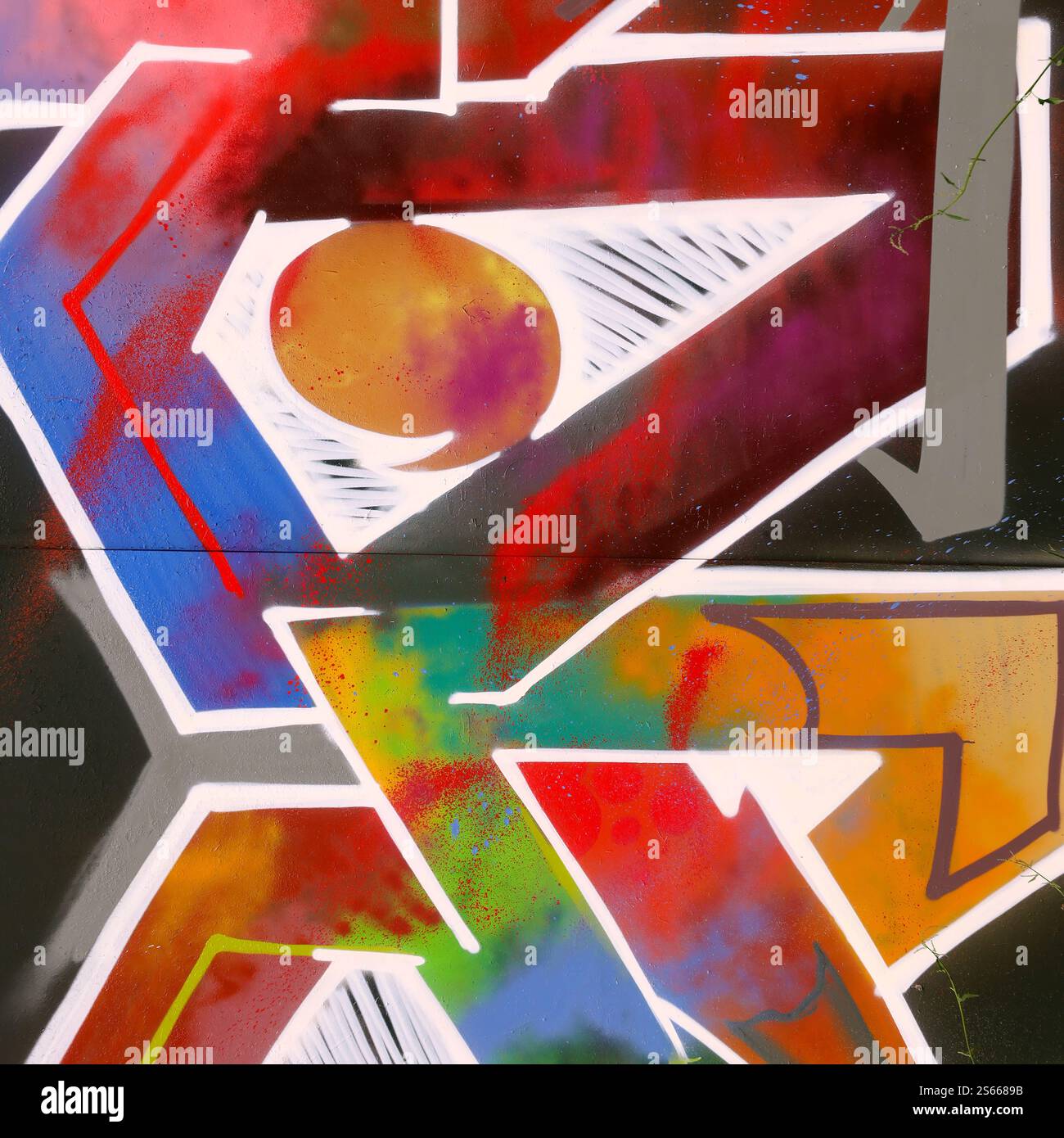 Fond coloré de graffiti peinture d'art avec des bandes d'aérosol brillantes sur le mur en métal. Pièce d'art de rue Old School faite avec de la peinture en aérosol Banque D'Images