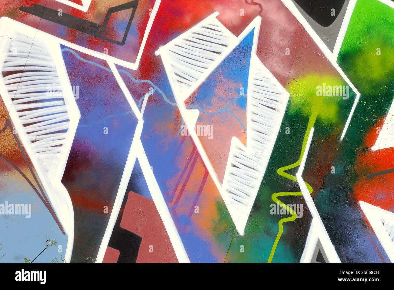 Fond coloré de graffiti peinture d'art avec des bandes d'aérosol brillantes sur le mur en métal. Pièce d'art de rue Old School faite avec de la peinture en aérosol Banque D'Images