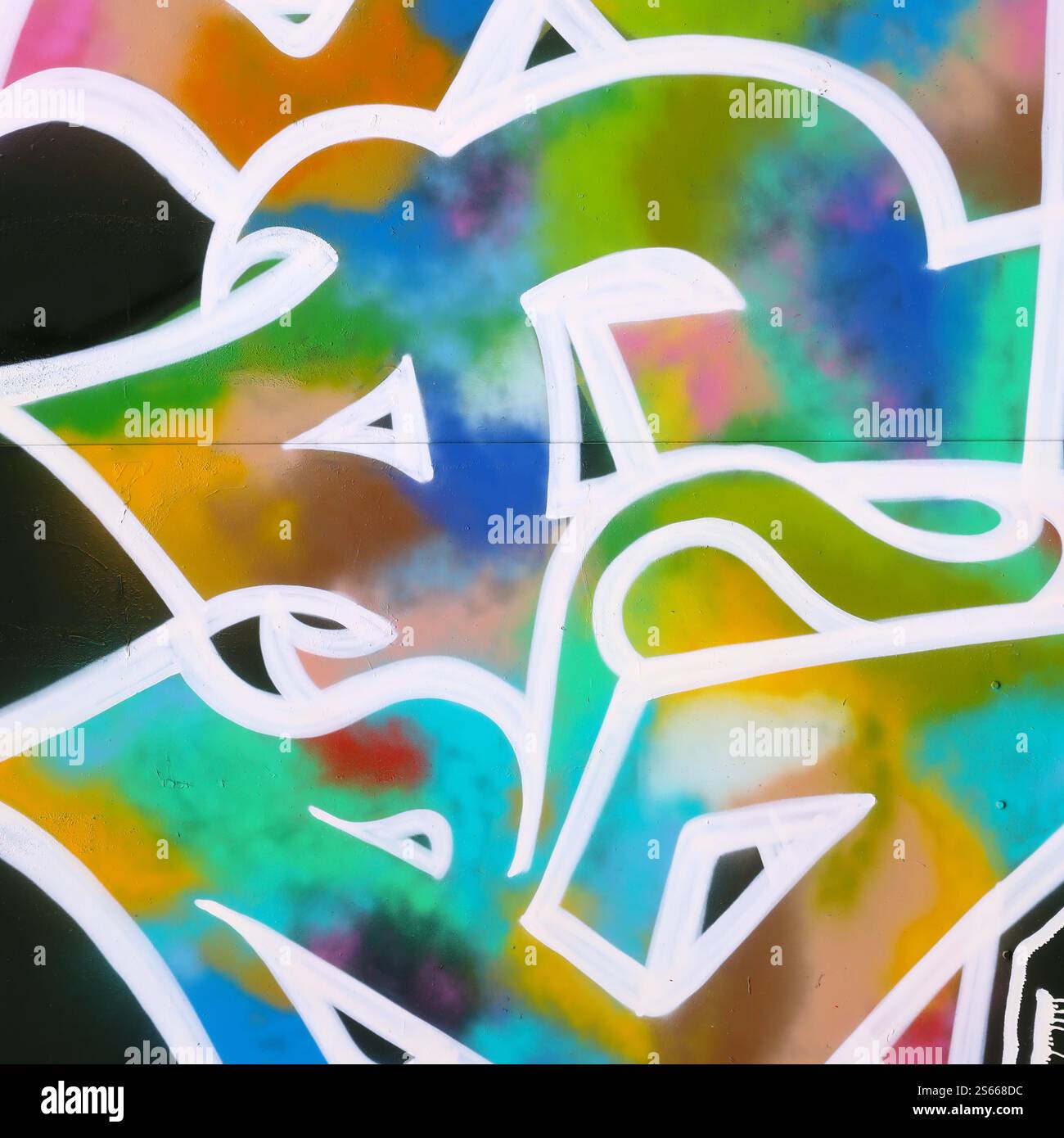 Fond coloré de graffiti peinture d'art avec des bandes d'aérosol brillantes sur le mur en métal. Pièce d'art de rue Old School faite avec de la peinture en aérosol Banque D'Images