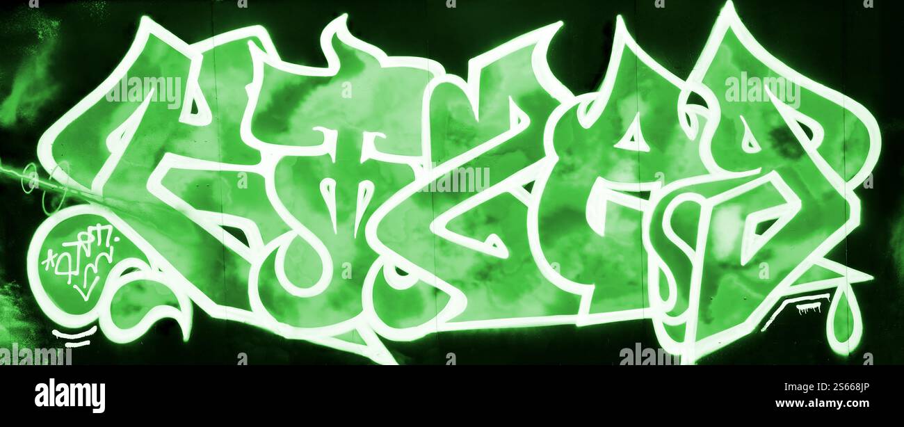 Fond coloré de graffiti peinture d'art avec des bandes d'aérosol brillantes sur le mur en métal. Pièce d'art de rue Old School faite avec de la peinture en aérosol Banque D'Images