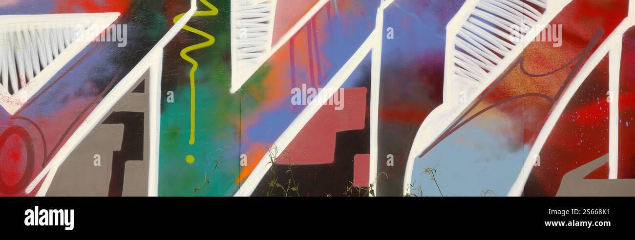 Fond coloré de graffiti peinture d'art avec des bandes d'aérosol brillantes sur le mur en métal. Pièce d'art de rue Old School faite avec de la peinture en aérosol Banque D'Images