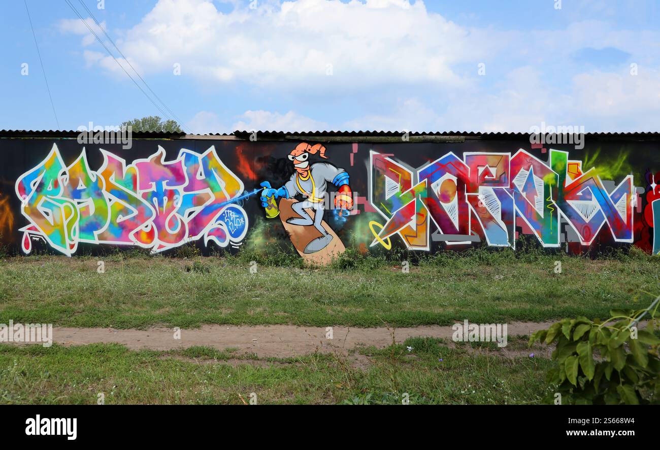 Fond coloré de graffiti peinture d'art avec des bandes d'aérosol brillantes sur le mur en métal. Pièce d'art de rue Old School faite avec de la peinture en aérosol Banque D'Images