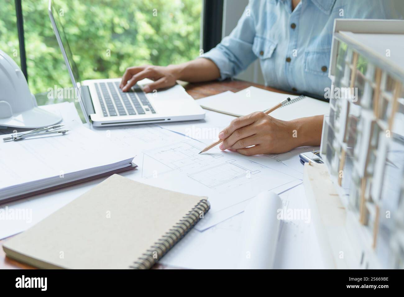 Architecture dessin sur architectural projet créatif architecture d'entreprise bâtiment construction ingénierie industrielle réalisation conception de planification Banque D'Images