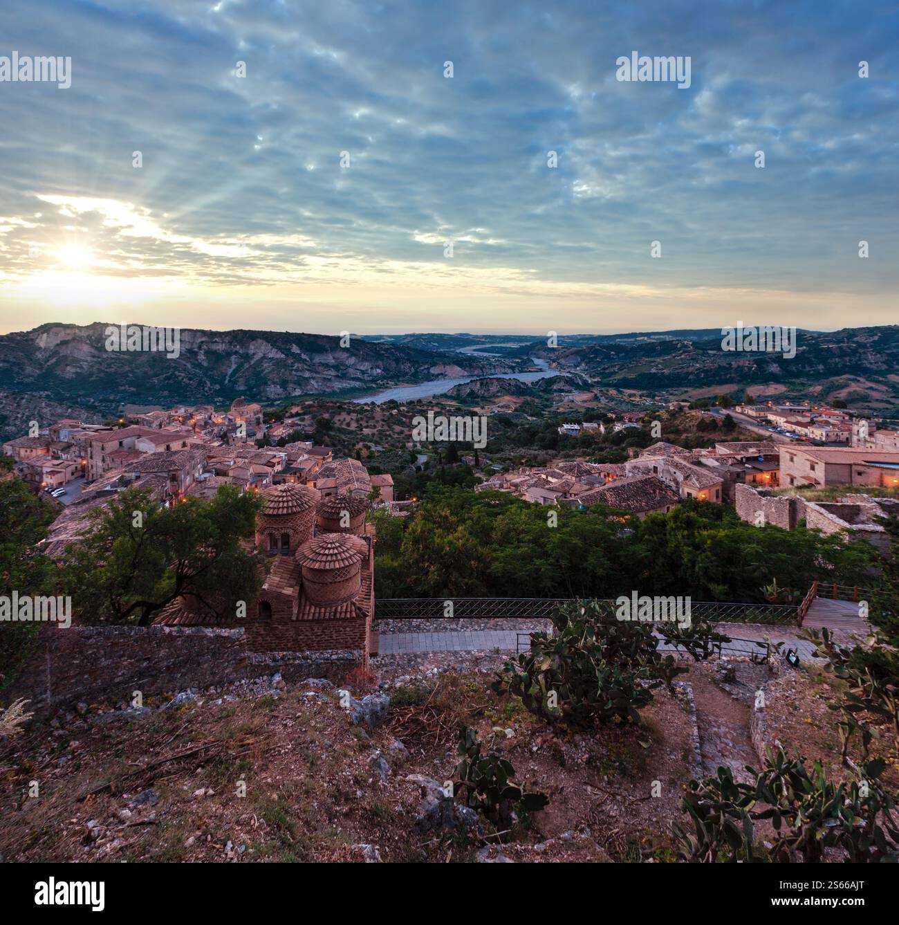 Lever de soleil vieux Stilo famos Calabria vue du village médiéval, sud de l'Italie. L'église médiévale de Cattolica di Stilo byzantine en face. Banque D'Images