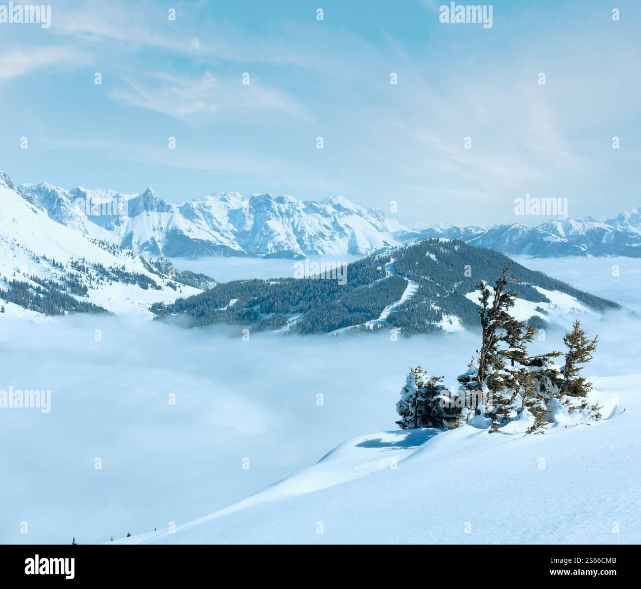 Paysage de montagne Hiver Matin de nuages dans la vallée ci-dessous (Hochkoenig région, Autriche) Banque D'Images