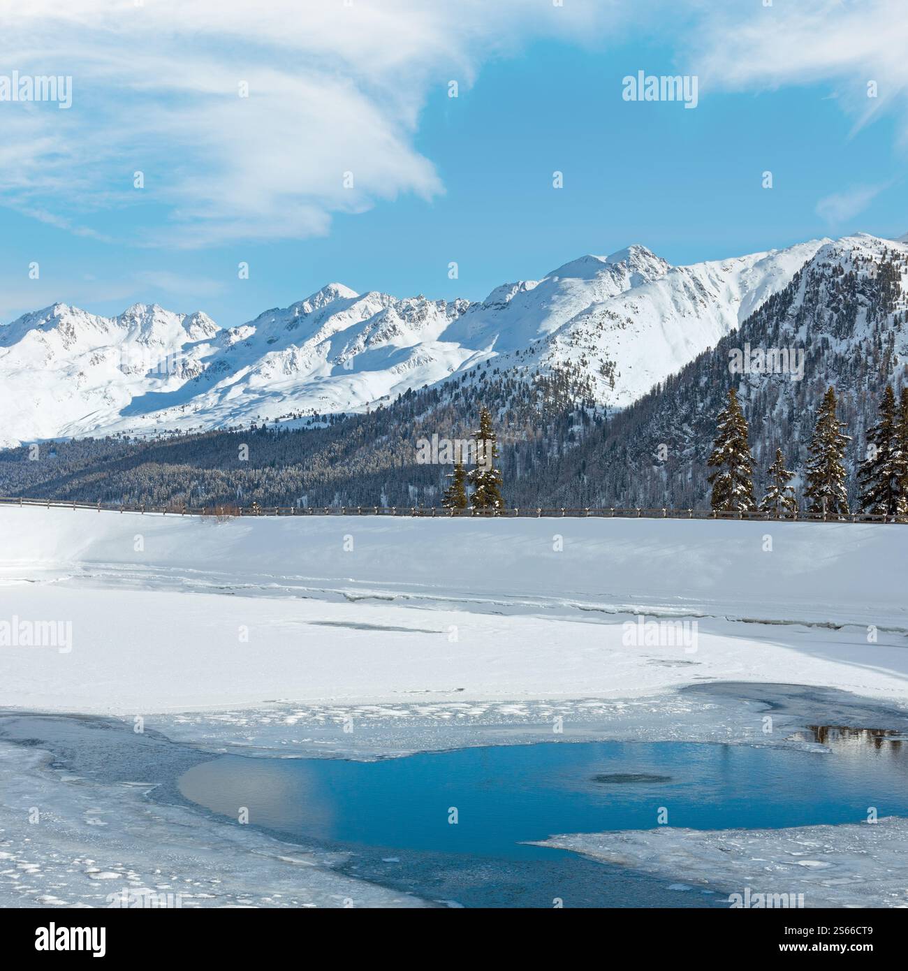 Paysage de montagne d'hiver avec le lac. Région de ski Kappl dans les montagnes du Tyrol, Autriche. Banque D'Images