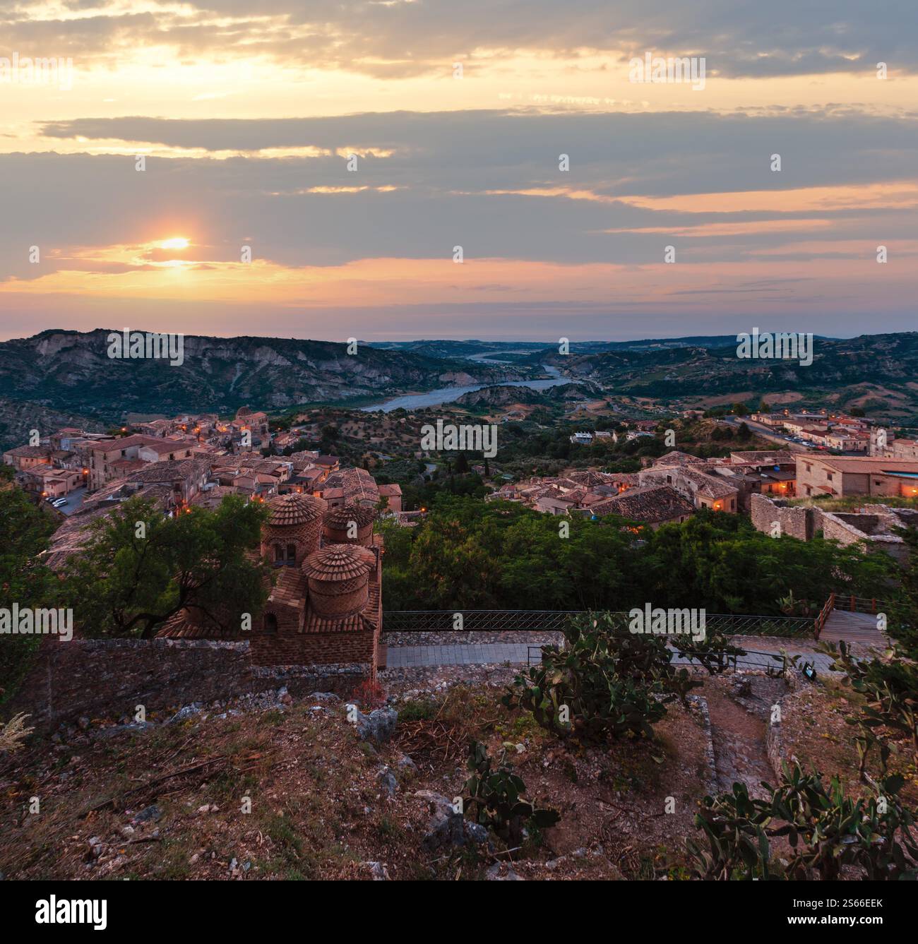 Lever de soleil vieux Stilo famos Calabria vue du village médiéval, sud de l'Italie. L'église médiévale de Cattolica di Stilo byzantine en face. Banque D'Images