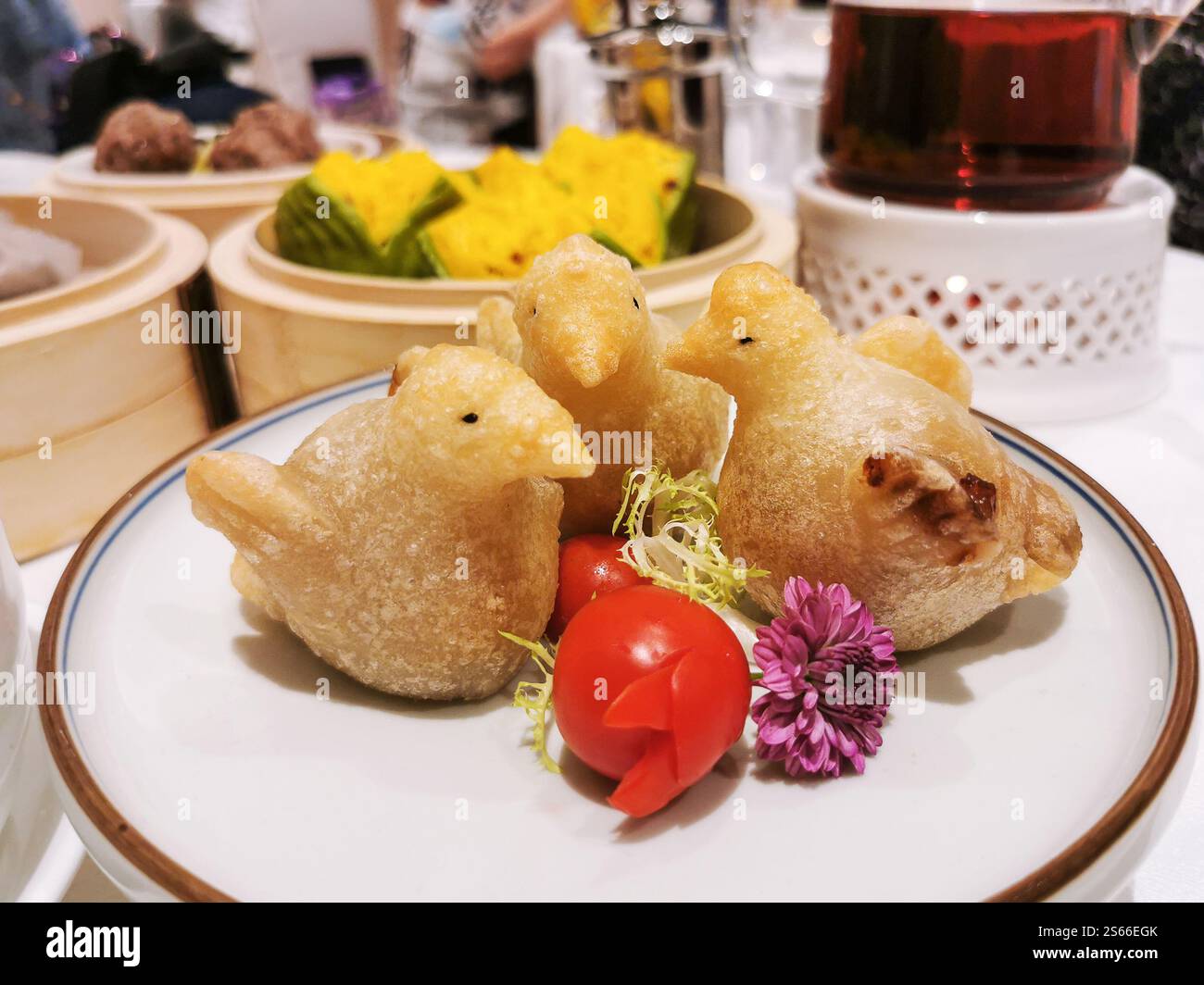 Détails dimsum - boules de riz gluant frites avec des garnitures faites en forme de petit oiseau mignon sur l'assiette. Banque D'Images