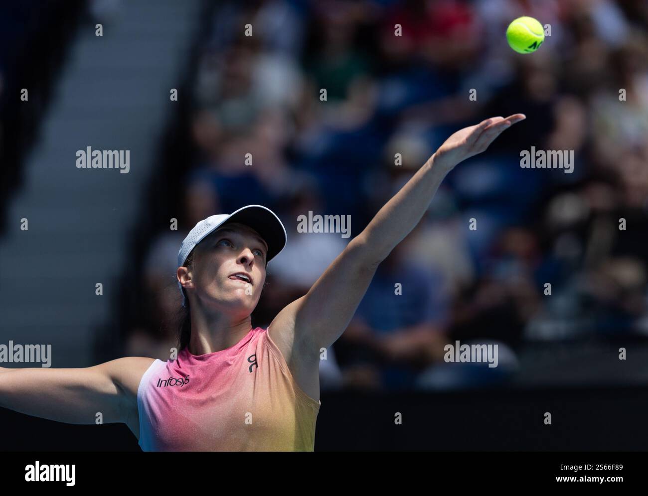 Melbourne, Australie. 16 janvier 2025. IgA Swiatek sert lors du match en simple féminin de 2e tour entre IgA Swiatek de Pologne et Rebecca Sramkova de Slovaquie à l'Open d'Australie de tennis à Melbourne, Australie, le 16 janvier 2025. Crédit : HU Jingchen/Xinhua/Alamy Live News Banque D'Images