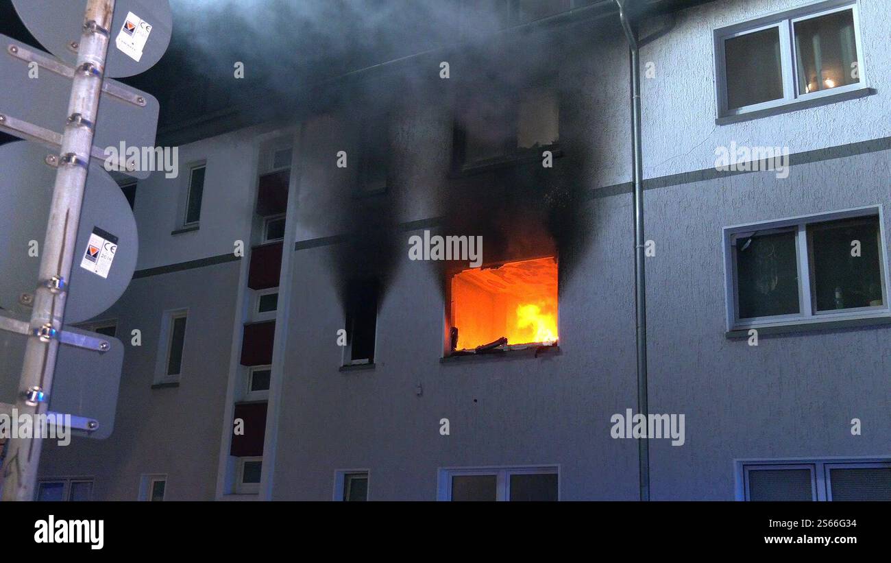Bottrop, Allemagne. 16 janvier 2025. Des flammes éclatent par la fenêtre d'un appartement. Au moins deux personnes ont été tuées dans un incendie d'appartement à Bottrop, en Rhénanie du Nord-Westphalie, jeudi matin, tandis que plusieurs résidents et un pompier ont été blessés. La cause de l'incendie n'était initialement pas claire. Crédit : M. Weber/WTVnews Bottrop/dpa/Alamy Live News Banque D'Images