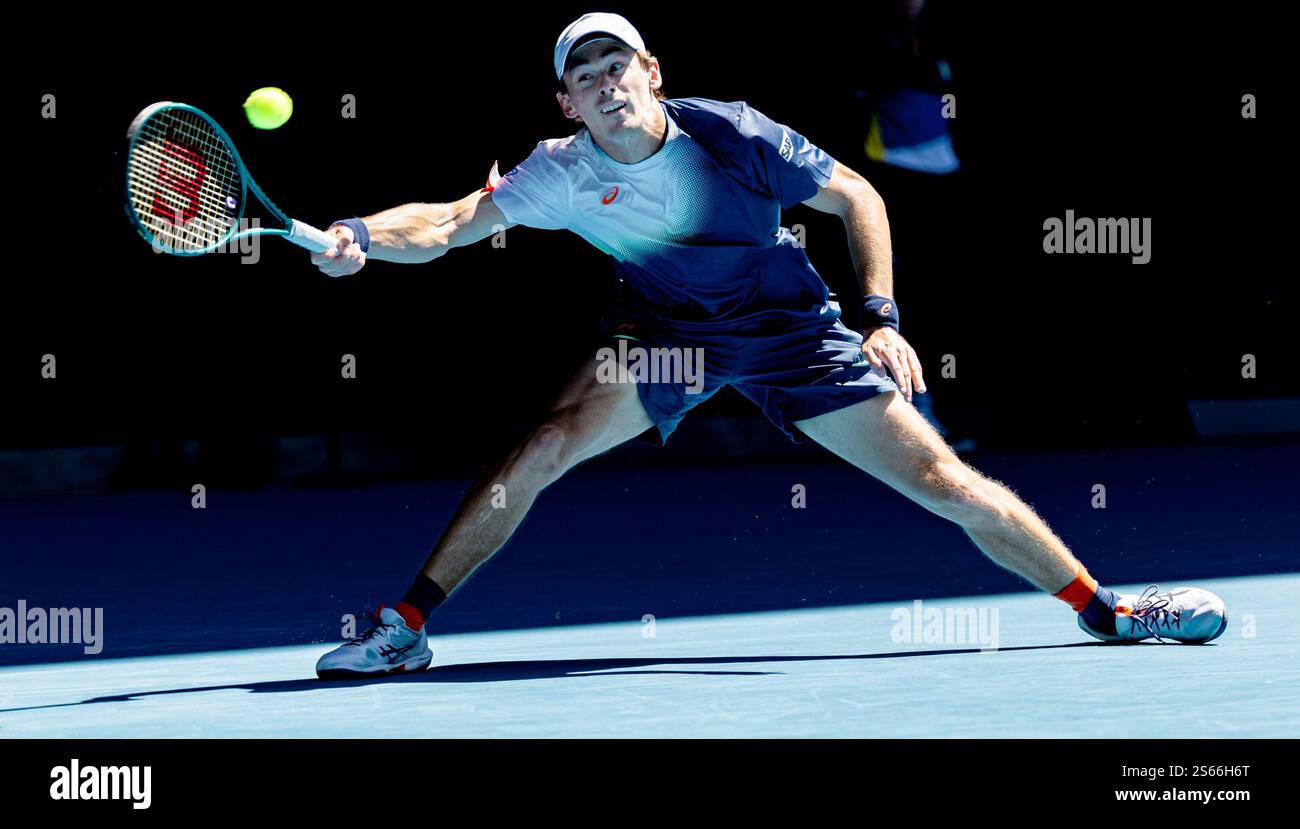 Melbourne, Australie. 16 janvier 2025. Alex de Minaur fait son retour lors du match en simple 2e tour masculin entre Alex de Minaur, de l'Australie, et Tristan Boyer, des États-Unis, lors du tournoi de tennis de l'Open d'Australie à Melbourne, en Australie, le 16 janvier 2025. Crédit : HU Jingchen/Xinhua/Alamy Live News Banque D'Images