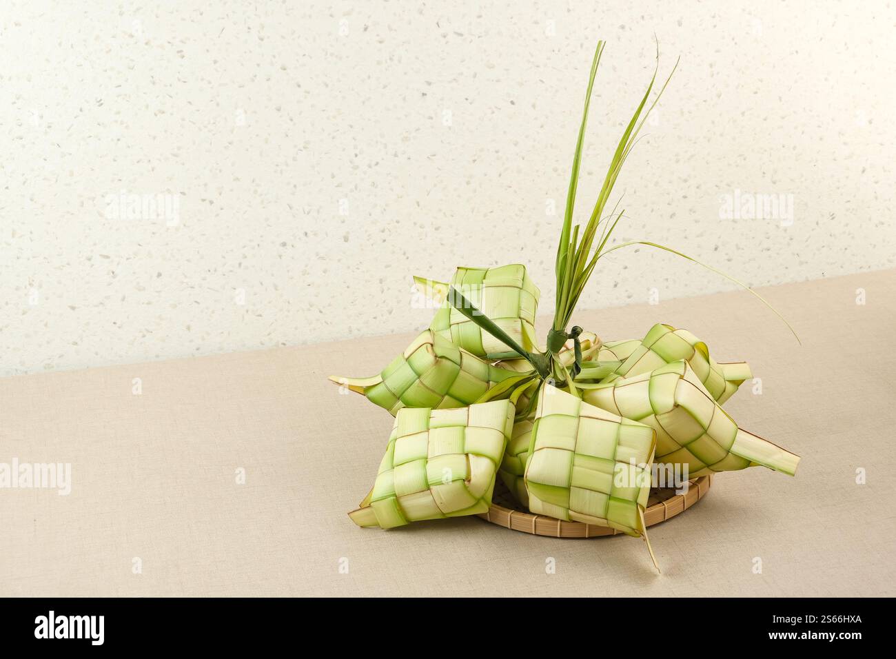 Ketupat ou boulette de riz, enveloppe de riz naturelle à base de jeunes feuilles de noix de coco pour la cuisson du riz. Populaire pendant l'Aïd al-Fitr en Indonésie. Banque D'Images