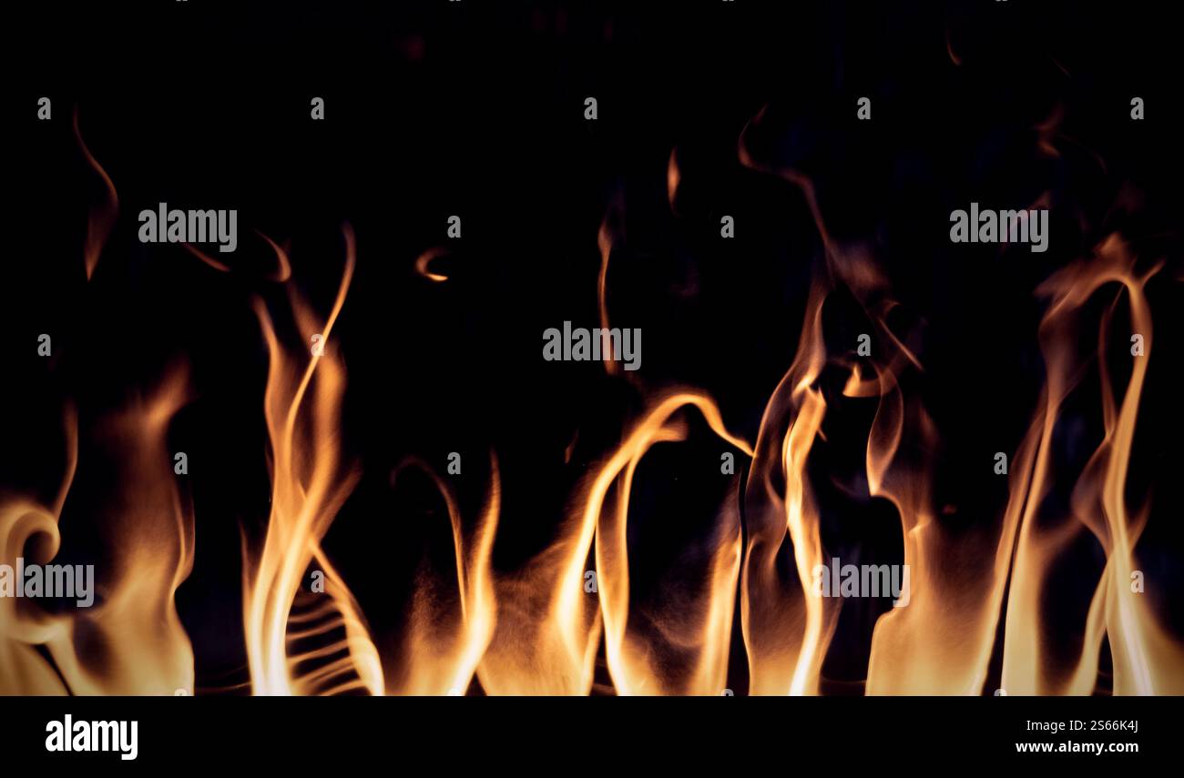 Flammes dans la cheminée. Fond de texture isolé sur un fond noir. Fond de texture flammes sur fond noir Banque D'Images