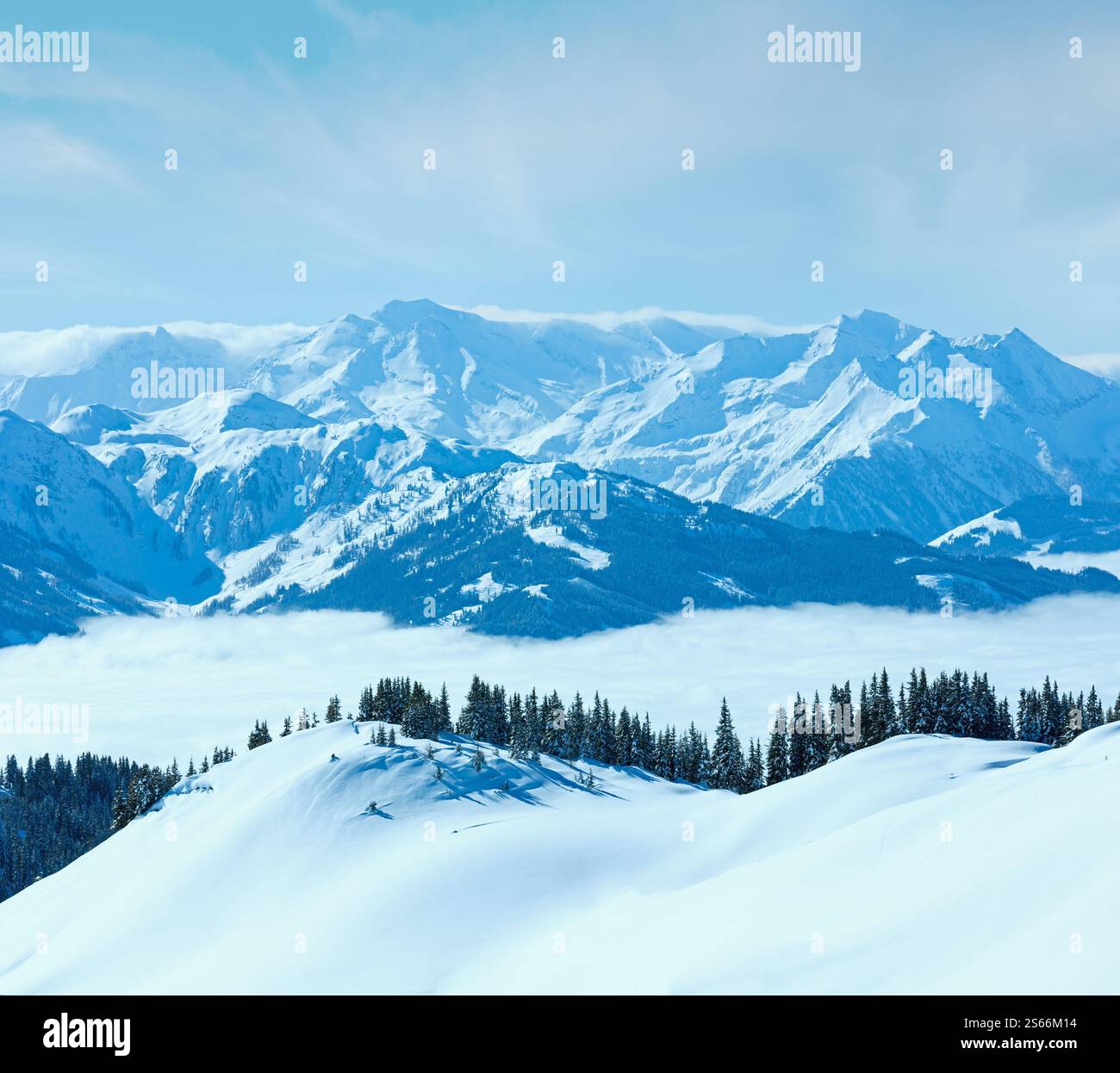 Paysage de montagne Hiver Matin de nuages dans la vallée ci-dessous (Hochkoenig région, Autriche) Banque D'Images