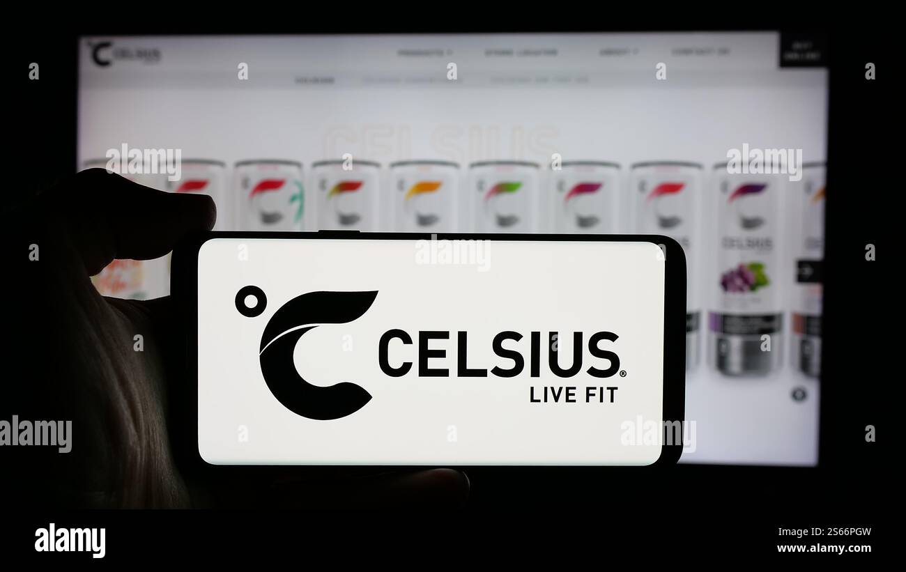 Allemagne. 18 octobre 2024. Dans cette illustration photo, une personne tient un téléphone portable avec le logo de la société américaine de boissons Celsius Holdings Inc sur l'écran devant la page Web de l'entreprise. (Crédit image : © timon Schneider/SOPA images via ZUMA Press Wire) USAGE ÉDITORIAL SEULEMENT ! Non destiné à UN USAGE commercial ! Banque D'Images