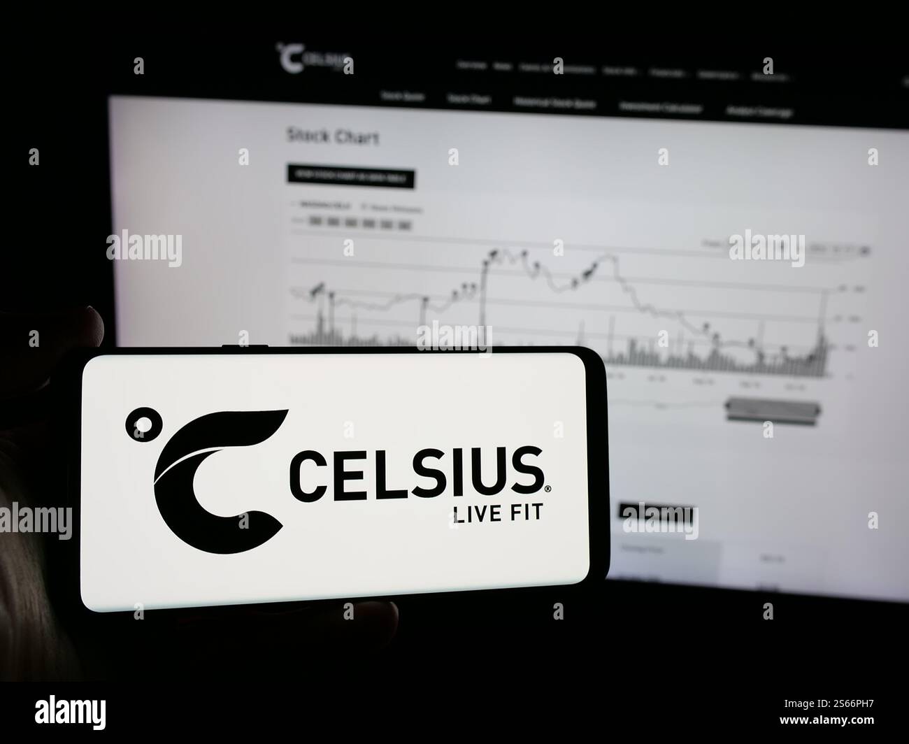 Allemagne. 18 octobre 2024. Dans cette illustration photo, un téléphone portable avec le logo de la société américaine de boissons Celsius Holdings Inc. sur l'écran en face de la page Web. (Crédit image : © timon Schneider/SOPA images via ZUMA Press Wire) USAGE ÉDITORIAL SEULEMENT ! Non destiné à UN USAGE commercial ! Banque D'Images