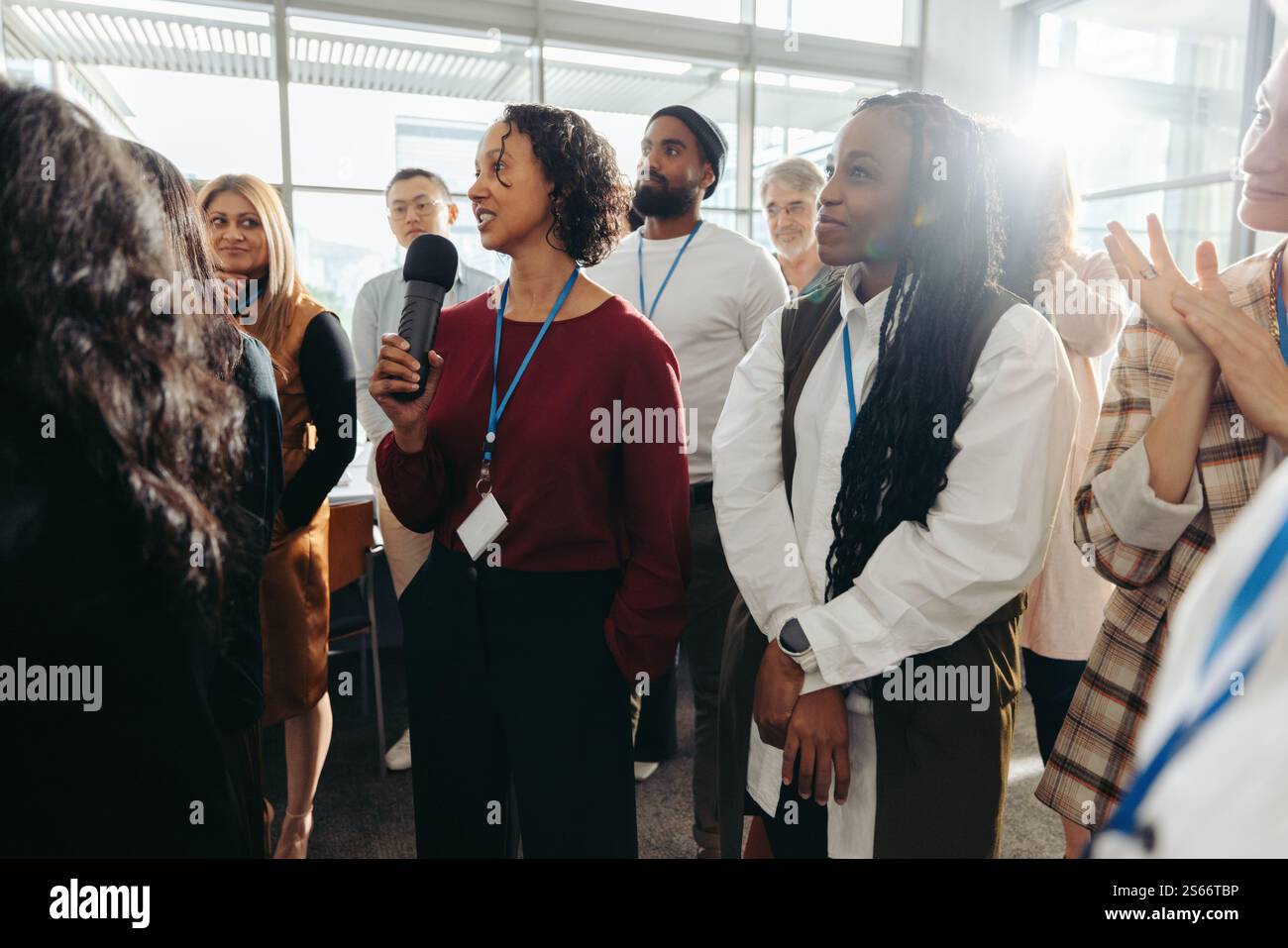 Un atelier d’entreprise dynamique avec un groupe diversifié de professionnels engagés dans une session de formation, favorisant le travail d’équipe et le développement des compétences. Banque D'Images