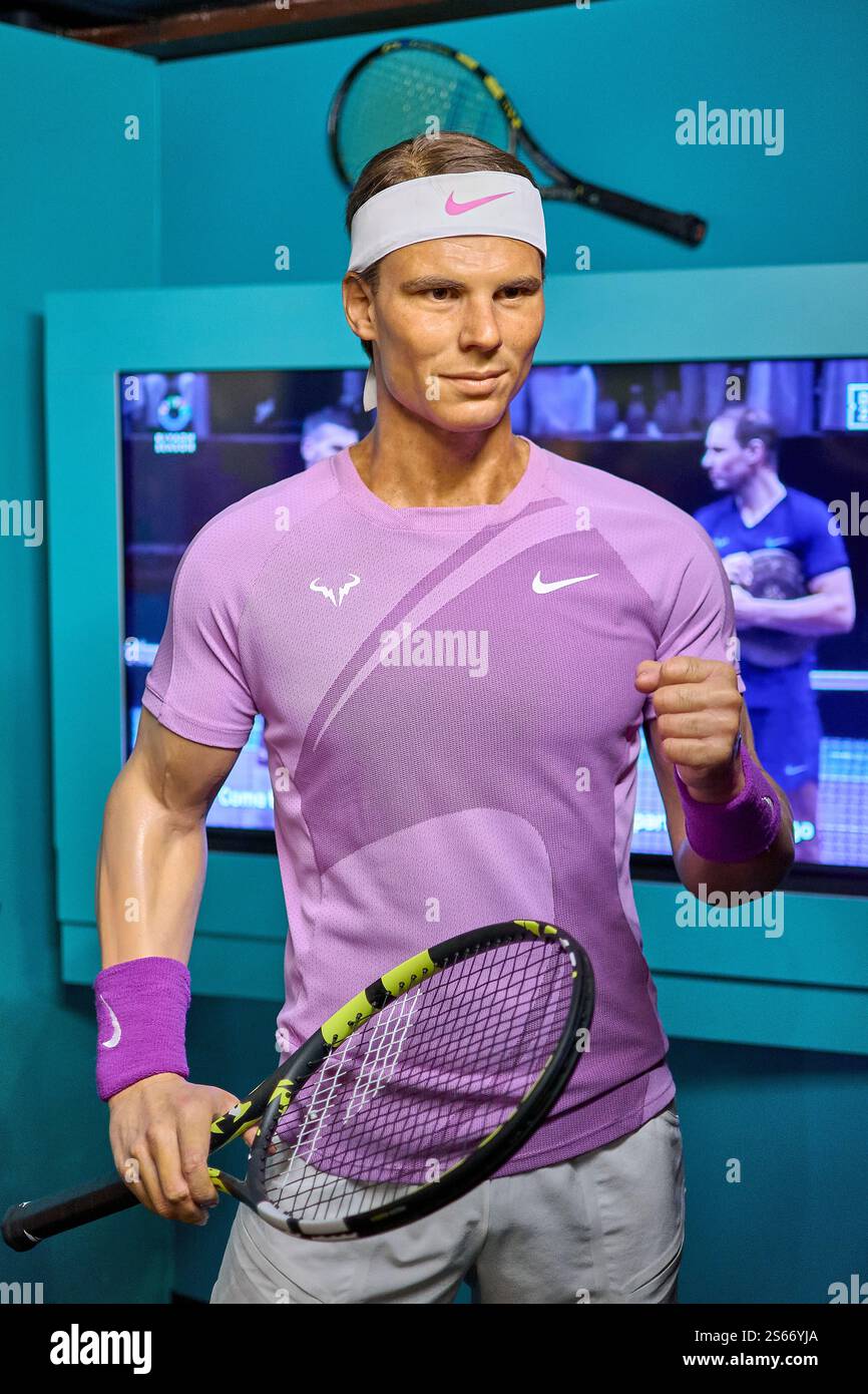 Madrid. Espagne - 16 janvier 2025 : statue en cire détaillée de Rafael Nadal dans une tenue de tennis Nike violette, avec une raquette de tennis à la main, située au MAD Banque D'Images
