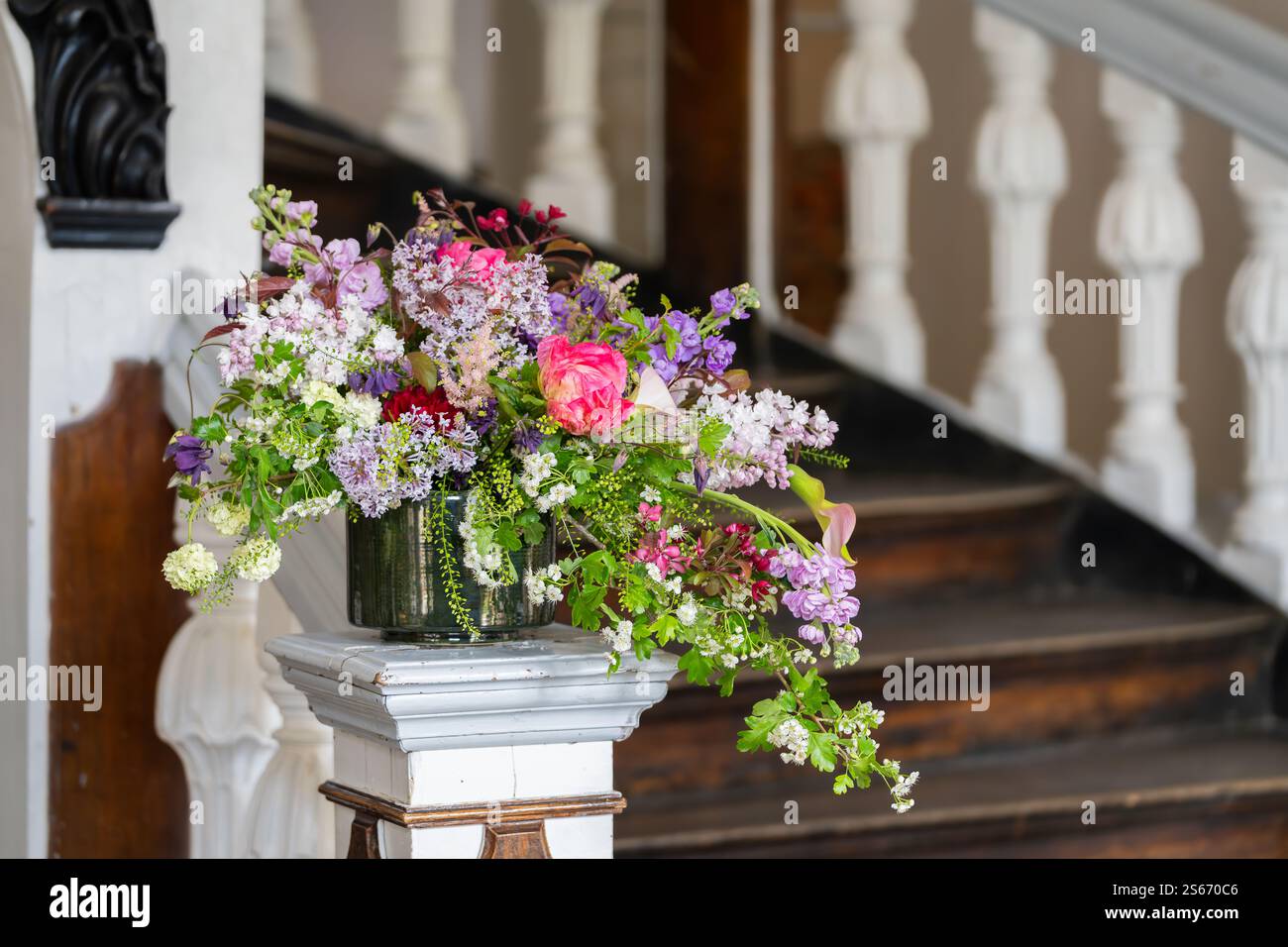 Arrangement floral d'été de matthiolas violets, columbines et branches de lilas en fleurs. Mise au point sélective, détails. Arrangement floral. Banque D'Images