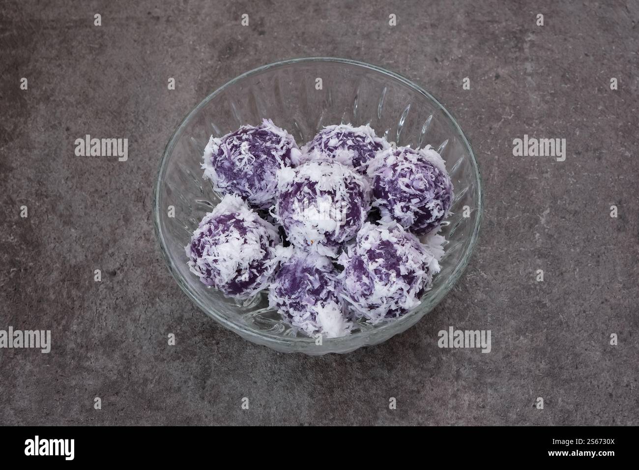 Klepon, snack traditionnel indonésien, fait à partir de farine de riz gluante formée en petites boules et remplie de cassonade. Banque D'Images