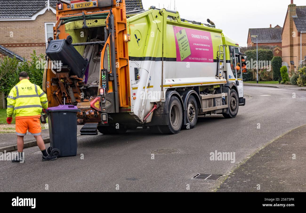 Enlèvement de la poubelle à l'arrière du camion de collecte des déchets, Cherry Willingham, Lincoln, Lincolnshire, Angleterre, ROYAUME-UNI Banque D'Images