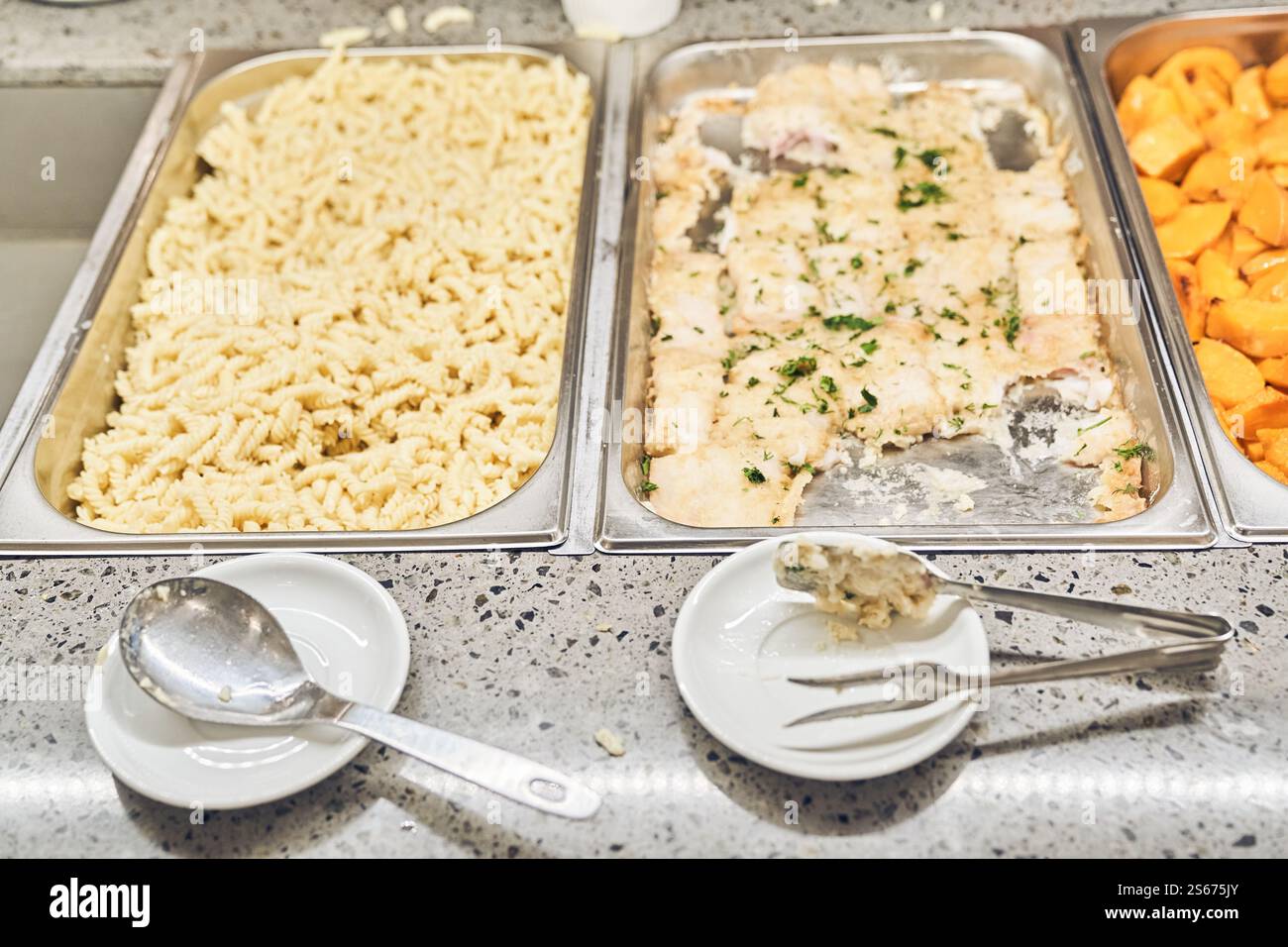 Gros plan des aliments chauds, pâtes et poissons cuits au four. Nourriture gratuite dans la cantine caritative, avec espace pour la copie. Photo de haute qualité Banque D'Images