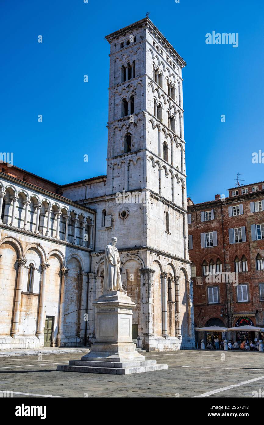 Clocher de Chiesa di San Michele in Foro et statue de Francesco Burlamacchi sur la Piazza San Michele à Lucques, Province de Lucques, Toscane, Italie Banque D'Images