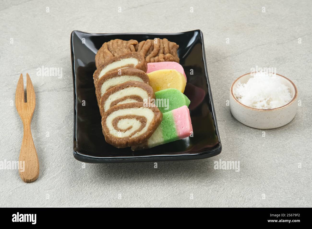 Getuk ou Gethuk, snack traditionnel indonésien. Fabriqué à partir de purée de manioc, et saupoudré de noix de coco râpée, il a un goût sucré Banque D'Images