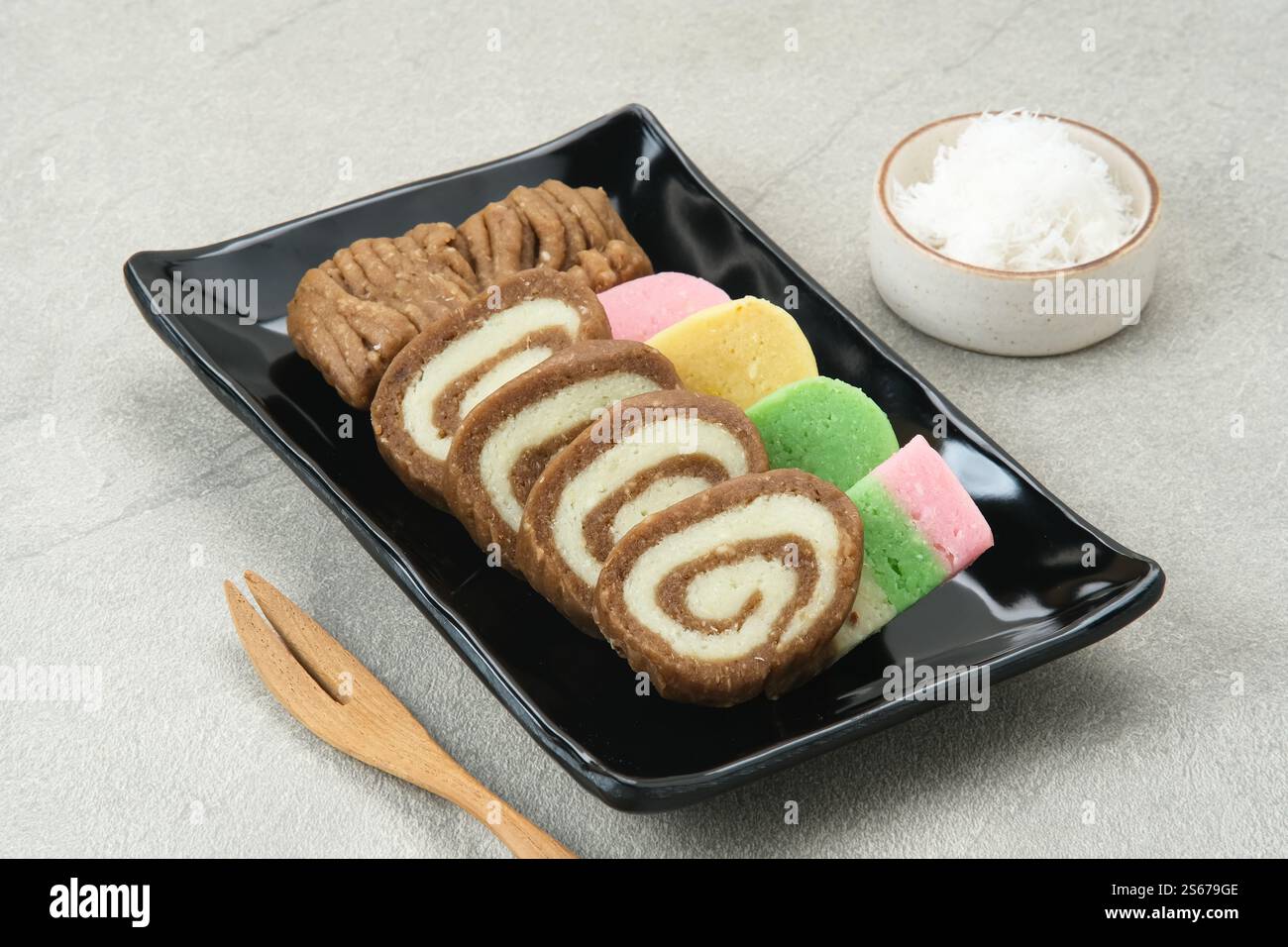 Getuk ou Gethuk, snack traditionnel indonésien. Fabriqué à partir de purée de manioc, et saupoudré de noix de coco râpée, il a un goût sucré Banque D'Images