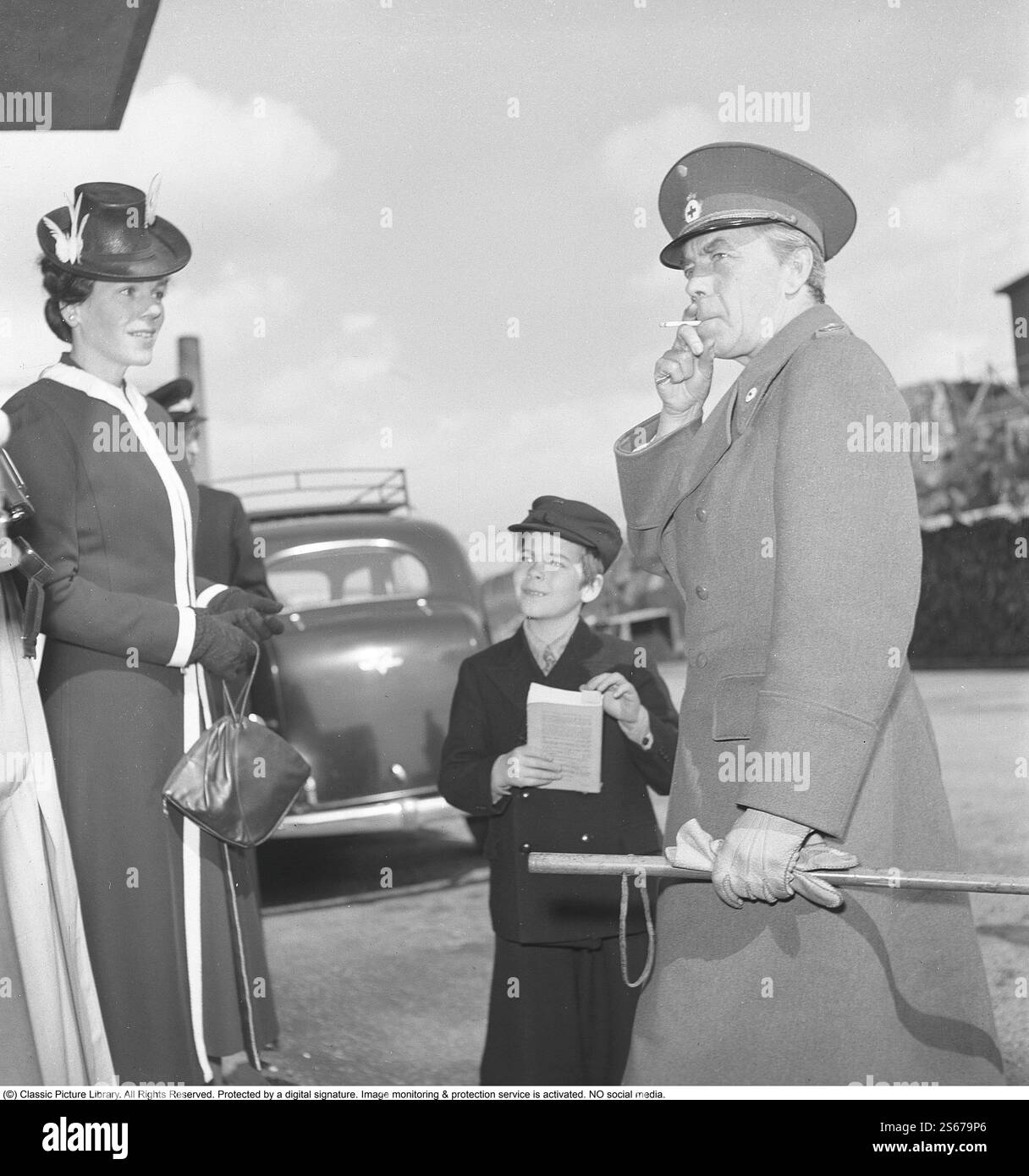 Folke Bernadotte. Noble et diplomate suédois. 1895-1948. Marié à Estelle Bernadotte. Née Estelle Romaine Manville. 1894-1984. Photo avec son fils Bertil à l'aéroport de Bromma pour accueillir son mari Folke Bernadotte de retour d'une mission étrangère pour la Croix-Rouge. 1er mai 1945. Kristoffersson réf. N112-3 Banque D'Images