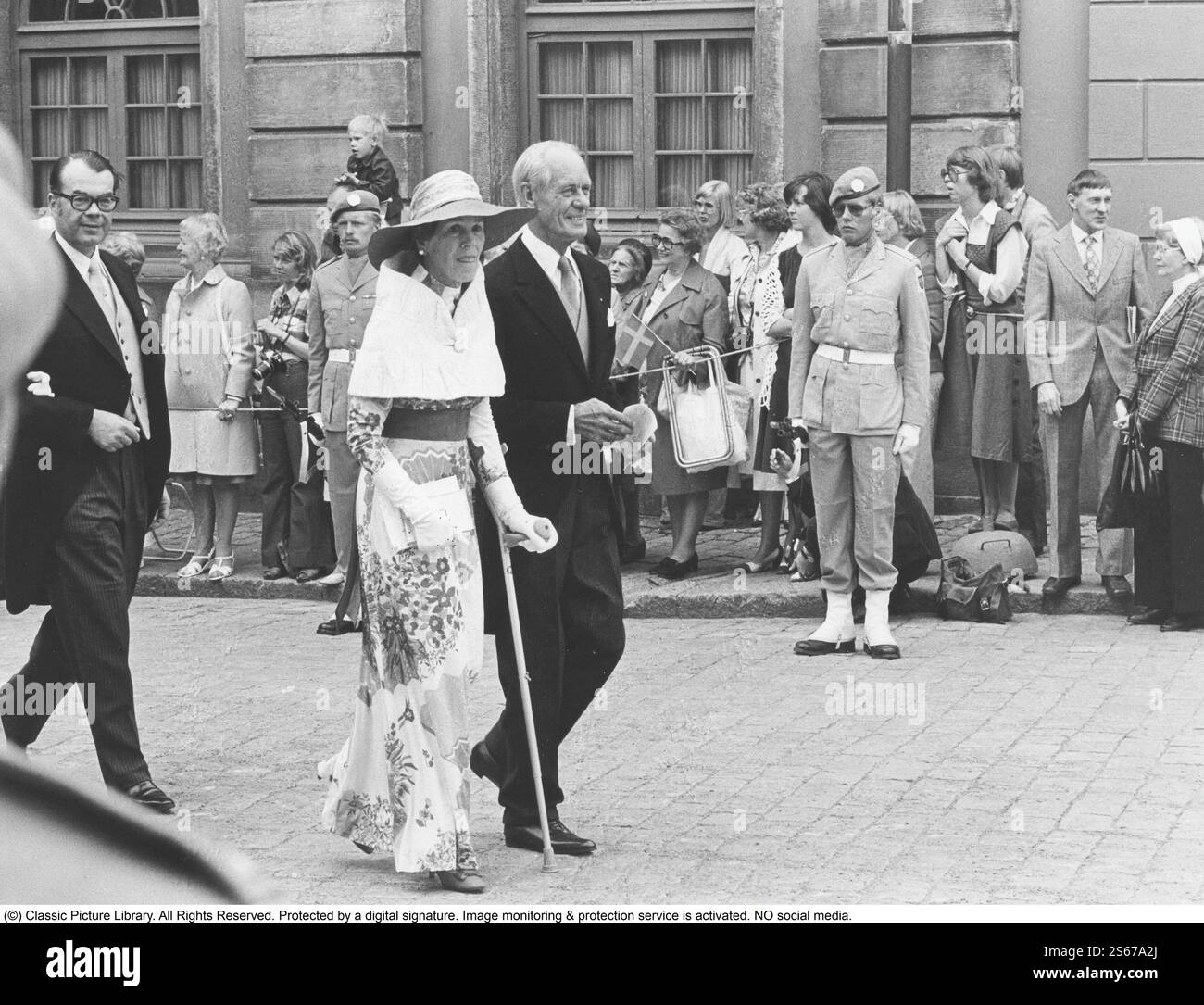 Estelle Bernadotte. Née Estelle Romaine Manville. 1894-1984. Elle était mariée au comte Folke Bernadotte. Sur la photo marchant à côté de son mari Carl-Erik Ekstrand comme invités de mariage au mariage entre le roi Carl XVI Gustaf et la reine Silvia le 19 juin 1976. Son fils Folke Bernadotte marche derrière eux. Banque D'Images