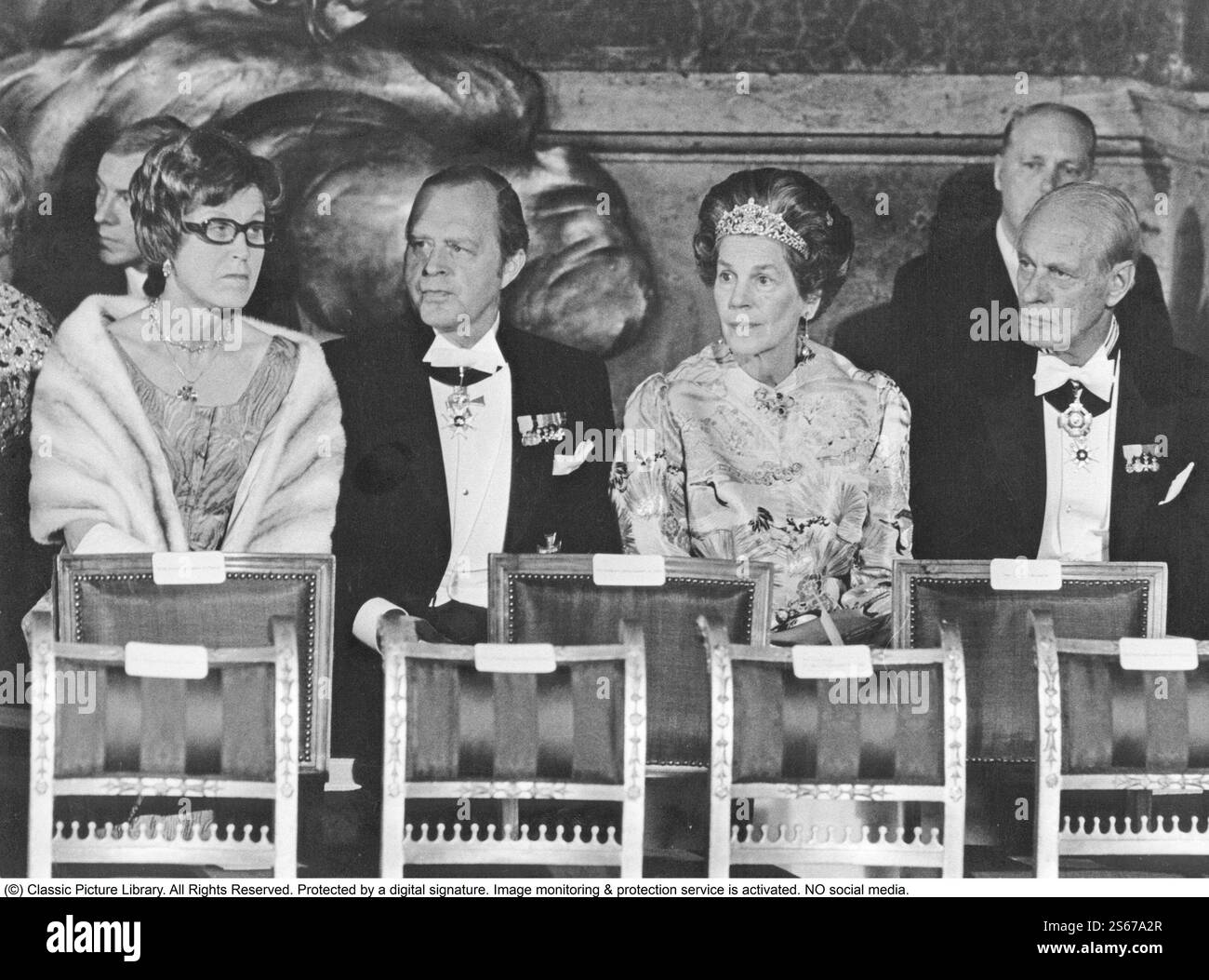 Estelle Bernadotte. Née Estelle Romaine Manville. 1894-1984. Elle était mariée au comte Folke Bernadotte. Sur la photo marchant à côté de son mari Carl-Erik Ekstrand comme invités de mariage au mariage entre la princesse Christina et Tord Magnusson à Storkyrkan le 15 juin 1974. Banque D'Images
