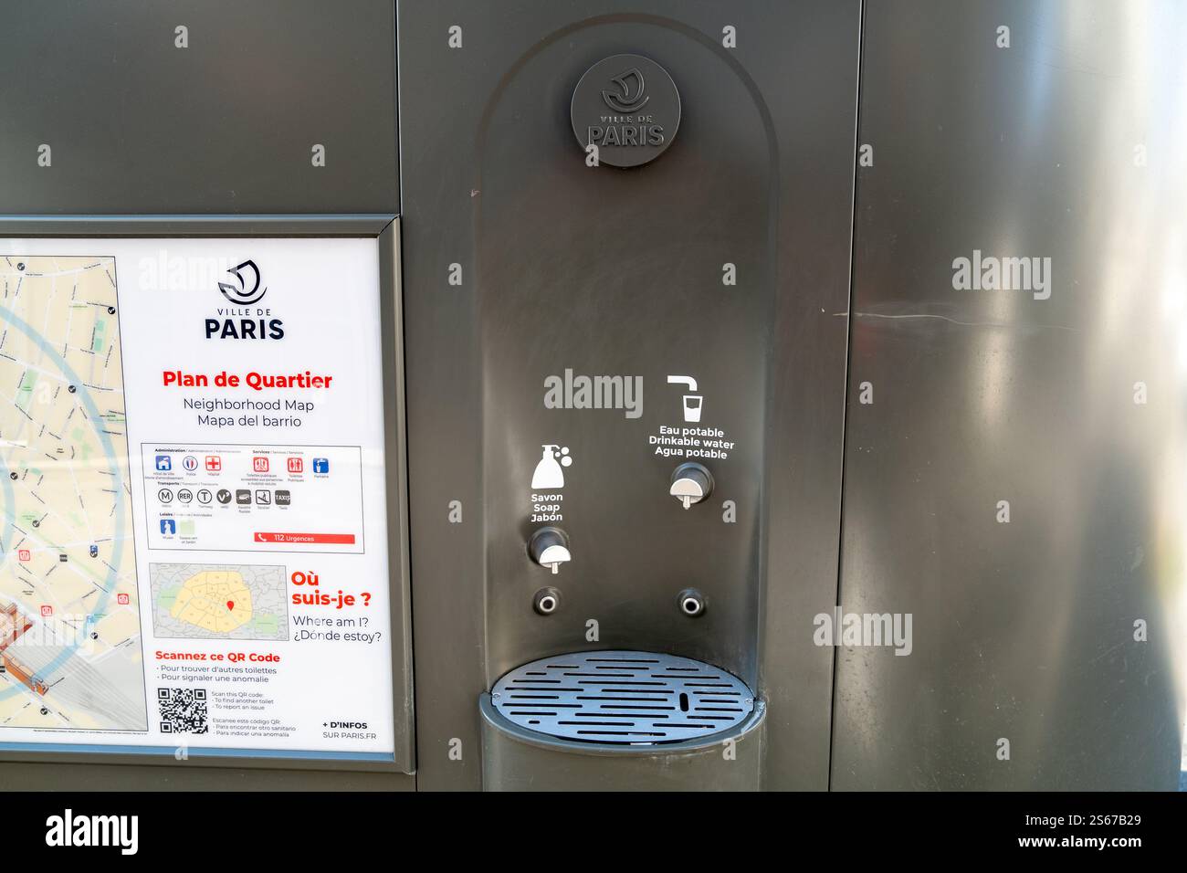 Station d'eau potable publique et plan des quartiers du centre-ville de Paris Banque D'Images
