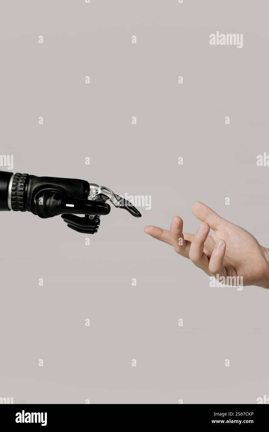 homme et bras bionique une main de robot touchant une main d'homme Banque D'Images