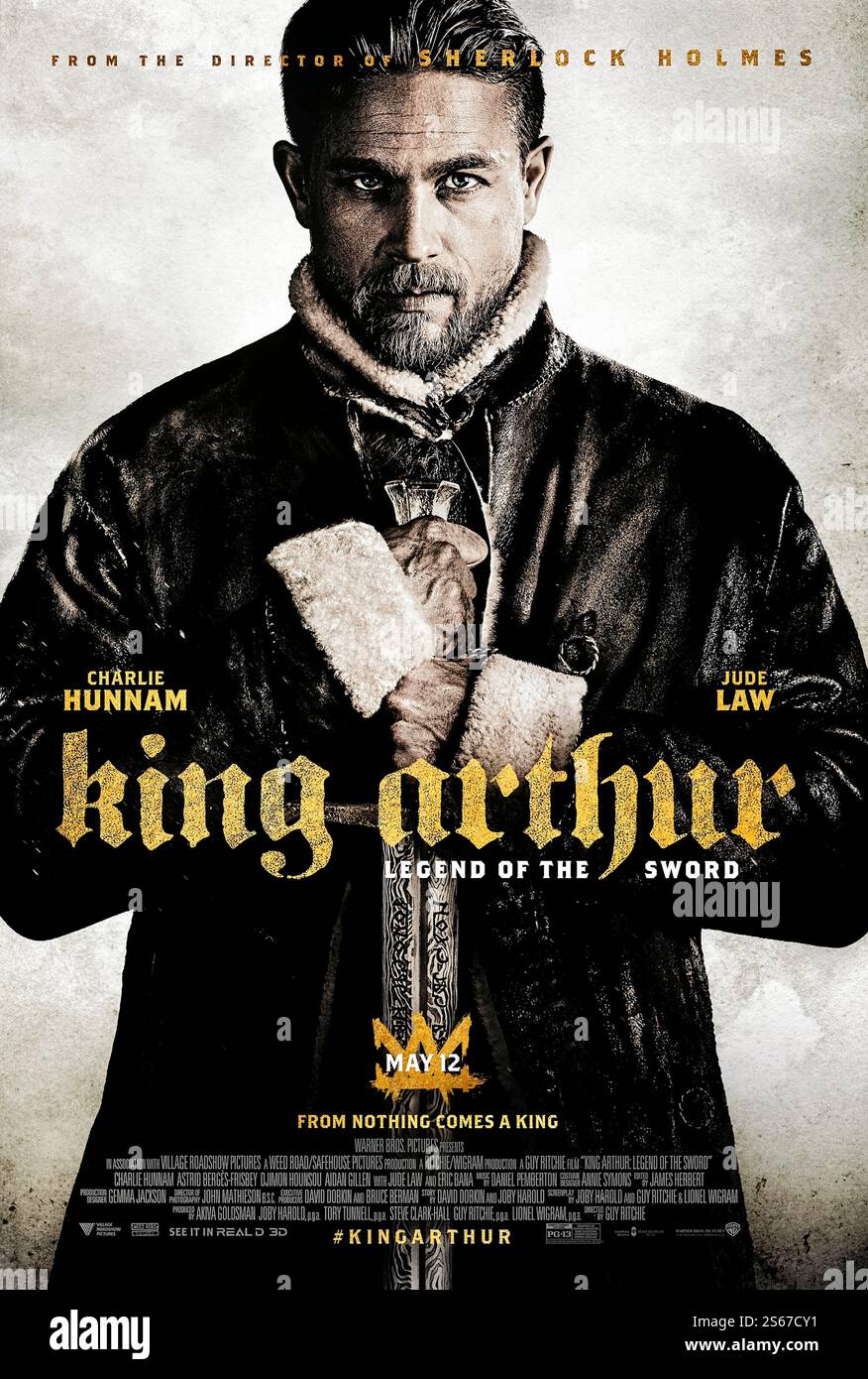 King Arthur : Legend of the Sword (2017) réalisé par Guy Ritchie et mettant en vedette Charlie Hunnam, Astrid Bergès-Frisbey et Jude Law. Un jeune Arthur avide de la rue doit revendiquer son destin royal quand il tire l'épée Excalibur de la pierre. Photographie d'une affiche américaine originale de 2017 À USAGE ÉDITORIAL EXCLUSIF. Crédit : BFA / Warner Bros Banque D'Images