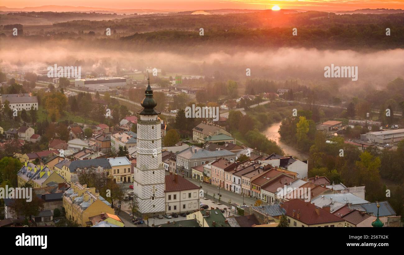 Vue aérienne par drone du paysage urbain médiéval de Biecz au lever du soleil brumeux, Pologne Banque D'Images