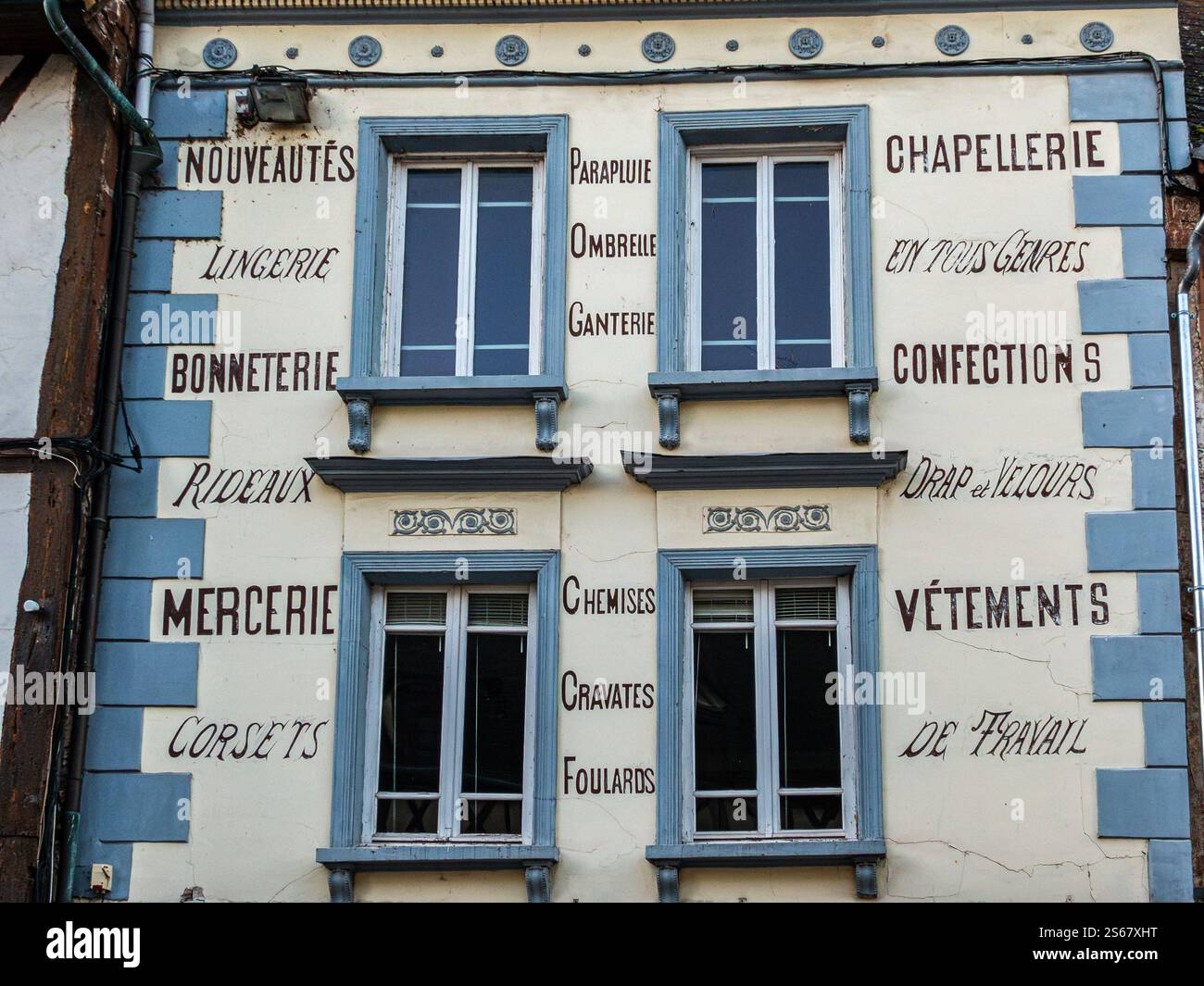 Magasin de vêtements et tissus anciens à la place Hyacinthe Langlois, Pont de l'Arche, Eure, Normandie, France Banque D'Images