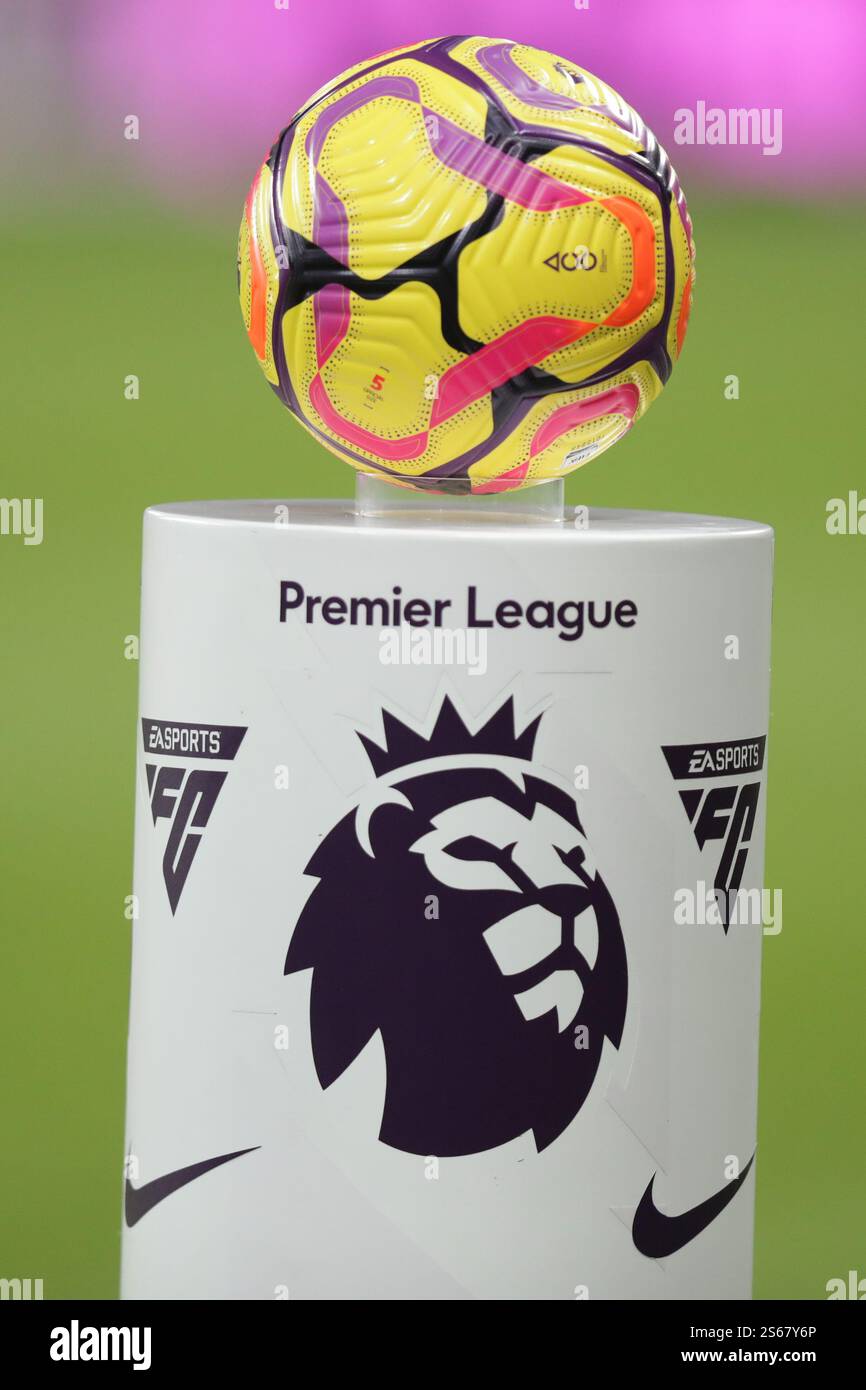 Match ball- Newcastle United v Wolverhampton Wanderers, premier League, St James' Park, Newcastle upon Tyne, Royaume-Uni - 15 janvier 2025 usage éditorial uniquement - des restrictions de DataCo s'appliquent Banque D'Images