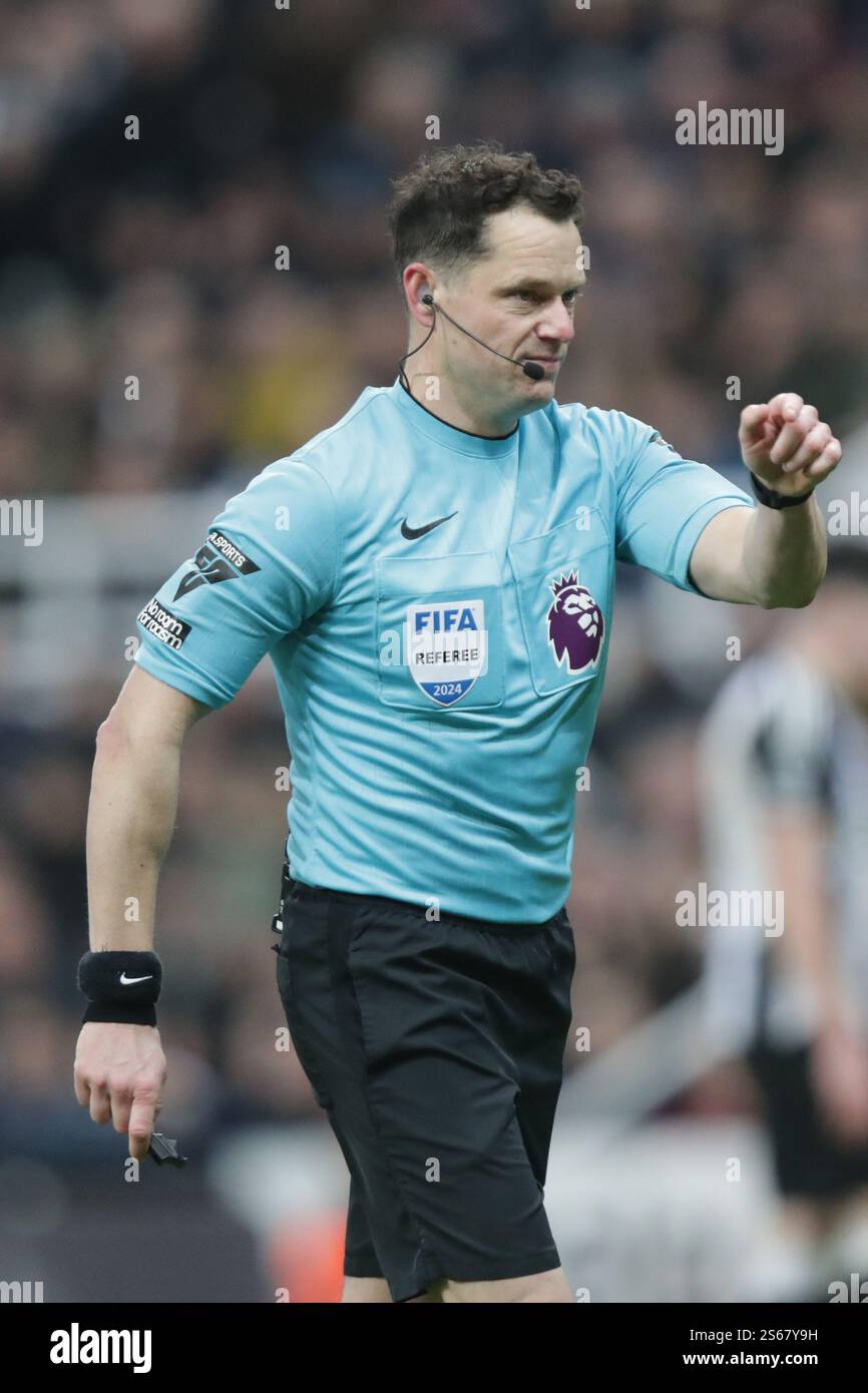 L'arbitre Darren England désaloste un but de Santiago Bueno de Wolverhampton Wanderers après avoir vérifié VAR 3-0 - Newcastle United v Wolverhampton Wanderers, premier League, St James' Park, Newcastle upon Tyne, Royaume-Uni - 15 janvier 2025 usage éditorial uniquement - restrictions DataCo applicables Banque D'Images